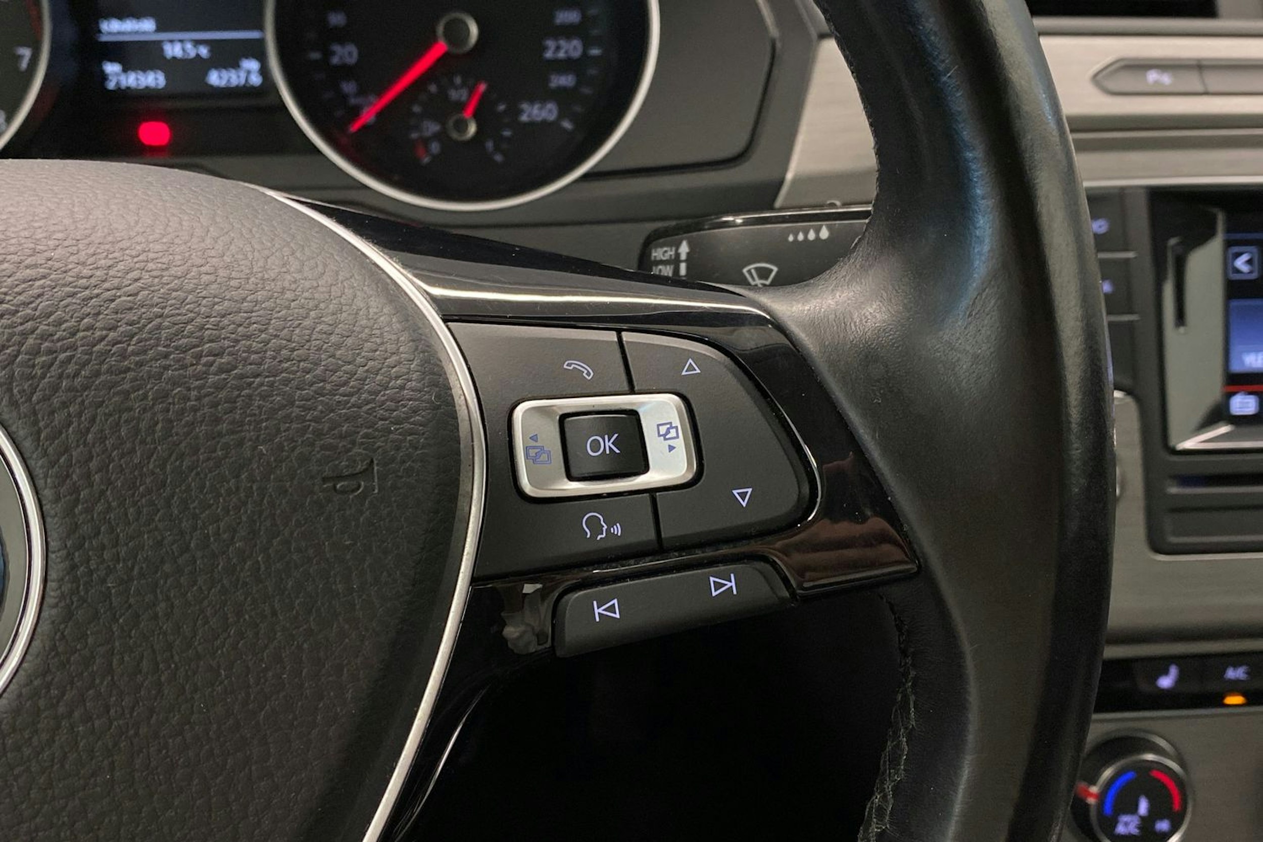 Harmaa Volkswagen Passat 2016 kuva 20.