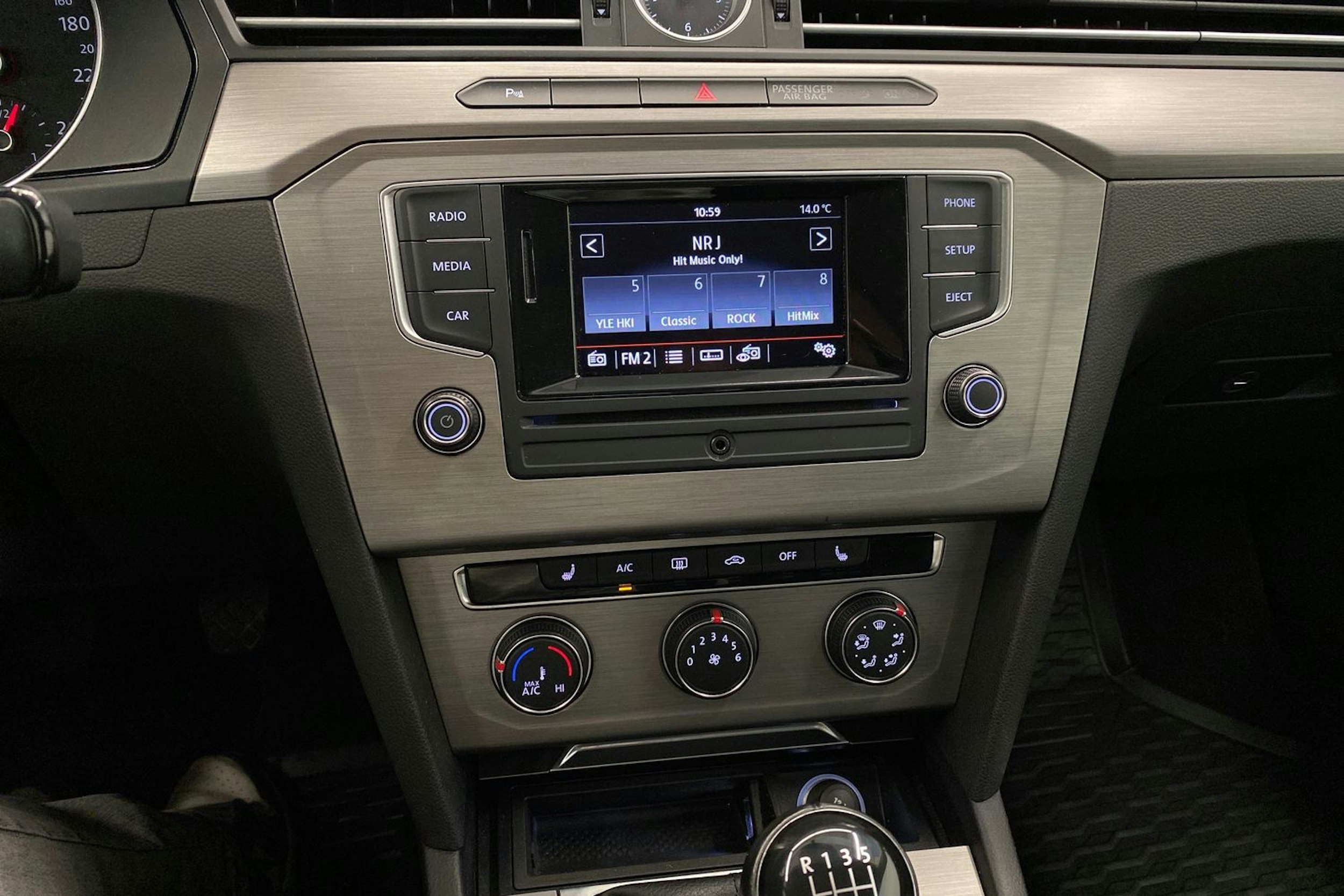 Harmaa Volkswagen Passat 2016 kuva 23.