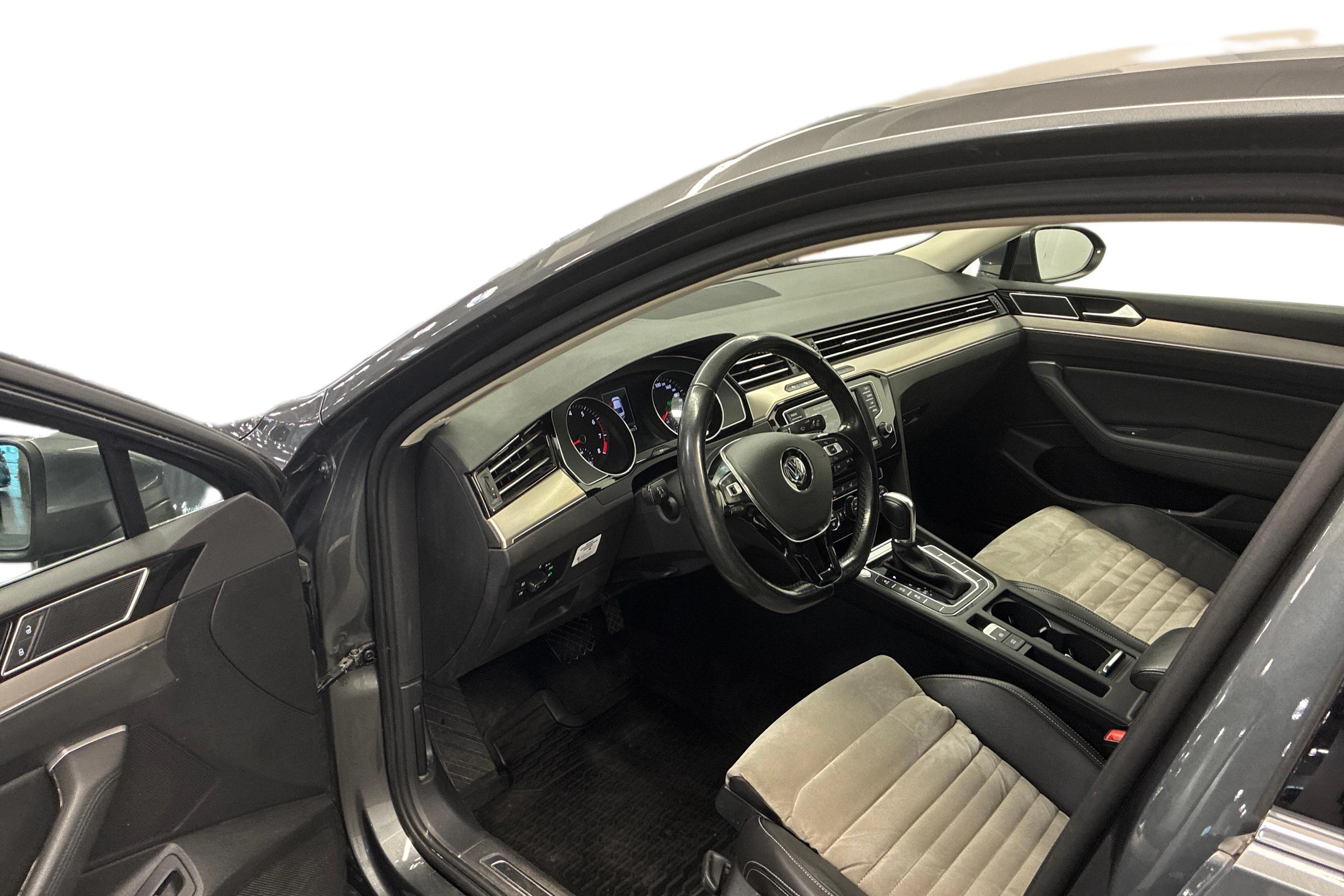 harmaa Volkswagen Passat 2016 kuva 8.