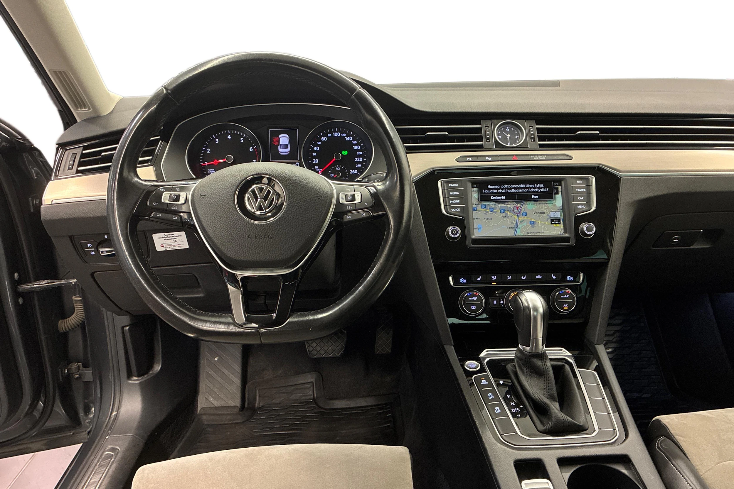 harmaa Volkswagen Passat 2016 kuva 9.