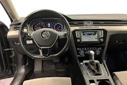 harmaa Volkswagen Passat 2016 kuva 9.