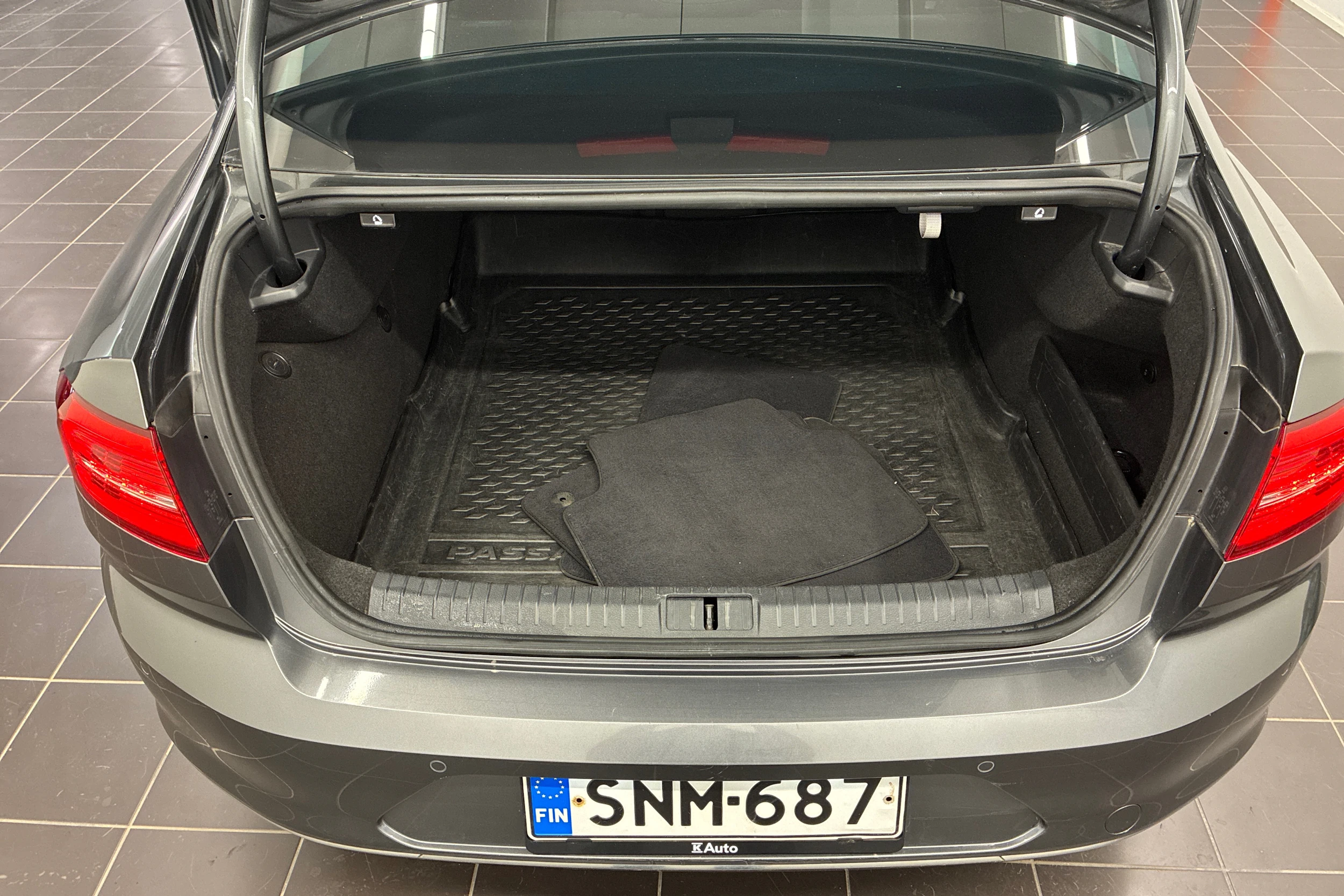 harmaa Volkswagen Passat 2016 kuva 24.