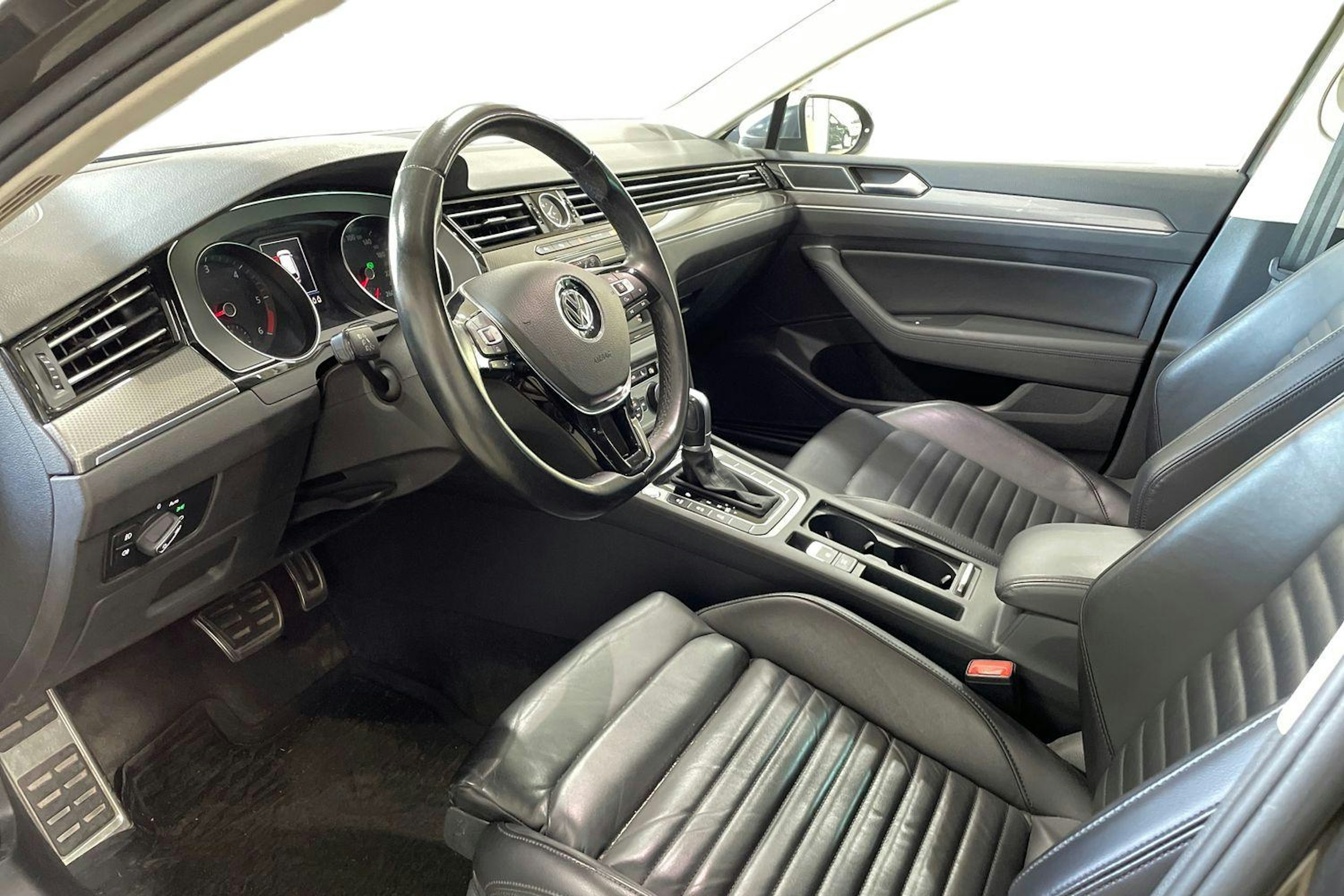 Ruskea (beige) Volkswagen PASSAT 2016 kuva 7.