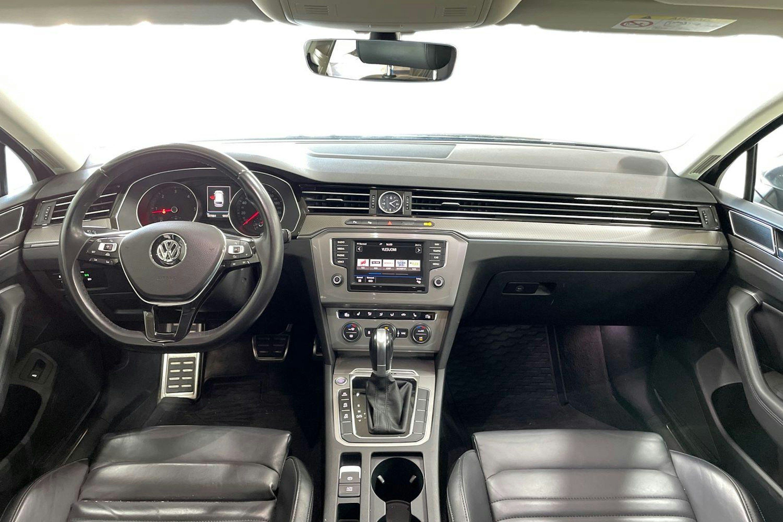 Ruskea (beige) Volkswagen PASSAT 2016 kuva 9.
