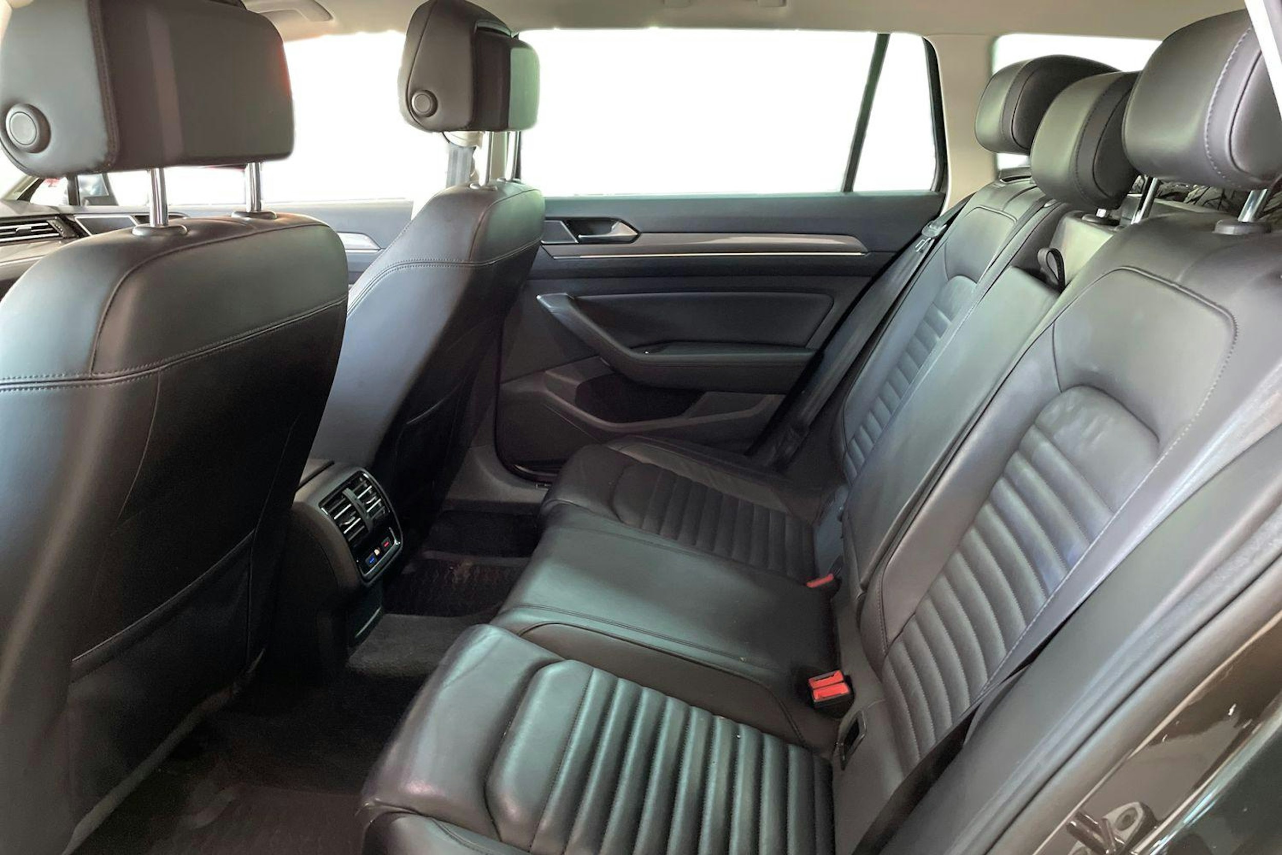 Ruskea (beige) Volkswagen PASSAT 2016 kuva 10.