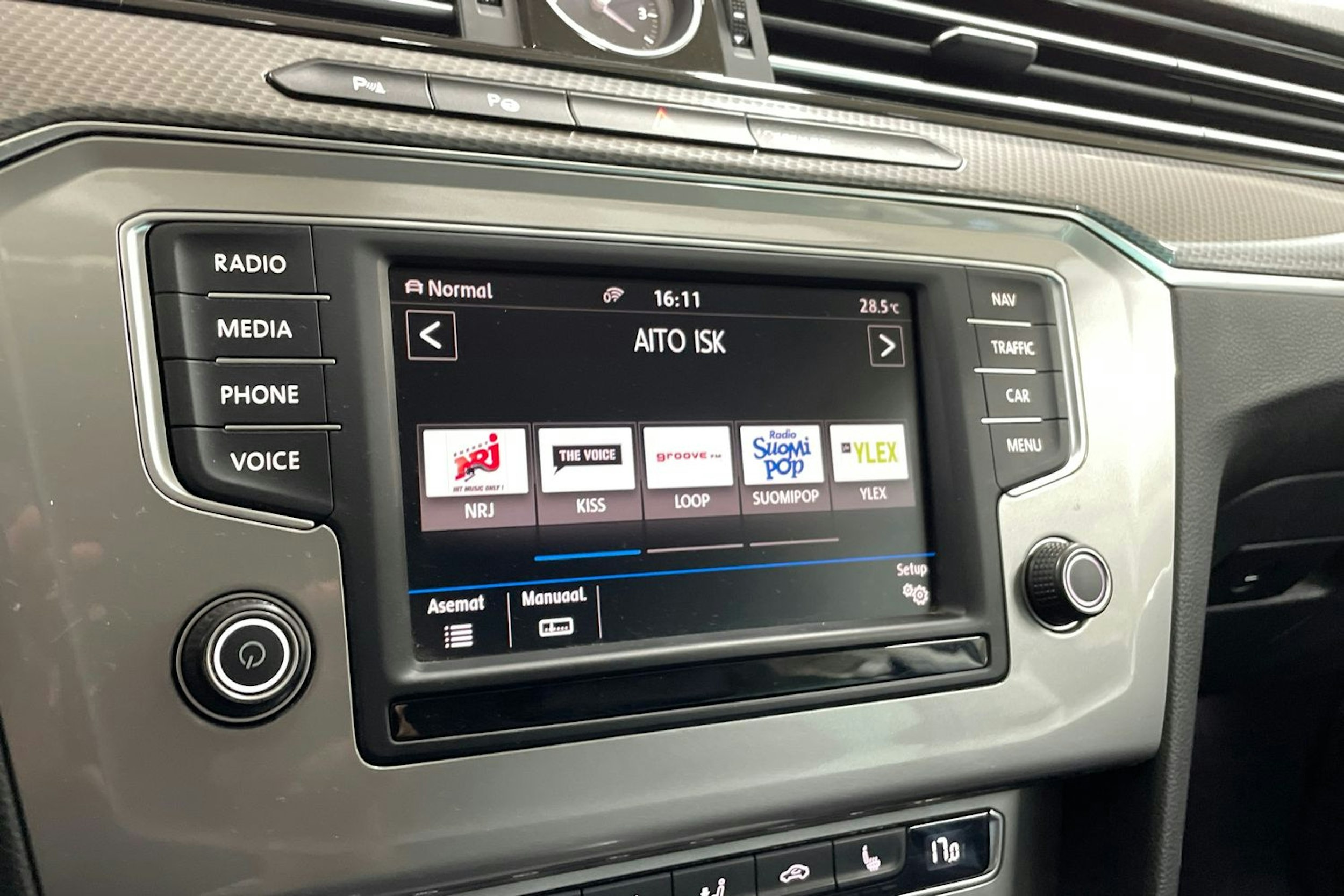 Ruskea (beige) Volkswagen PASSAT 2016 kuva 14.