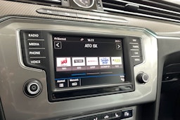 Ruskea (beige) Volkswagen PASSAT 2016 kuva 14.