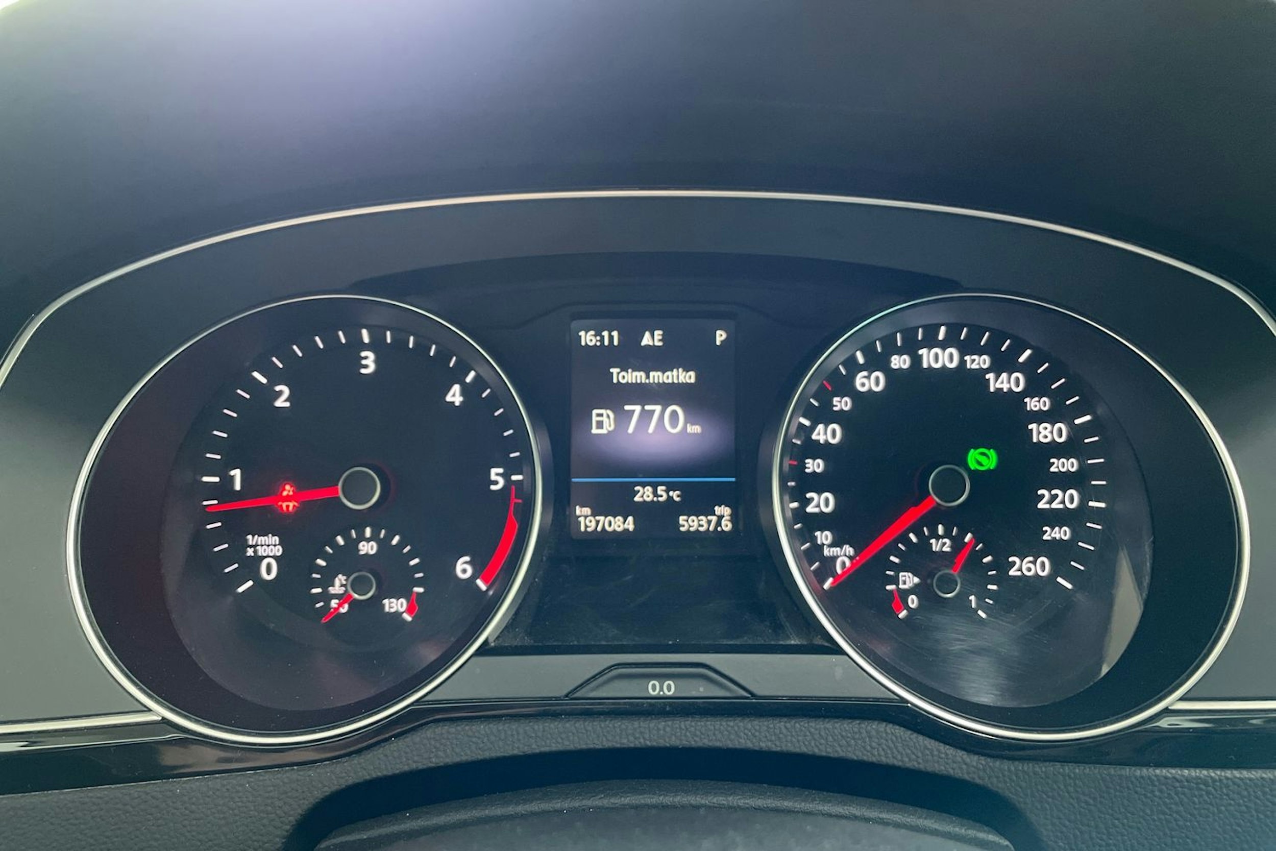 Ruskea (beige) Volkswagen PASSAT 2016 kuva 15.