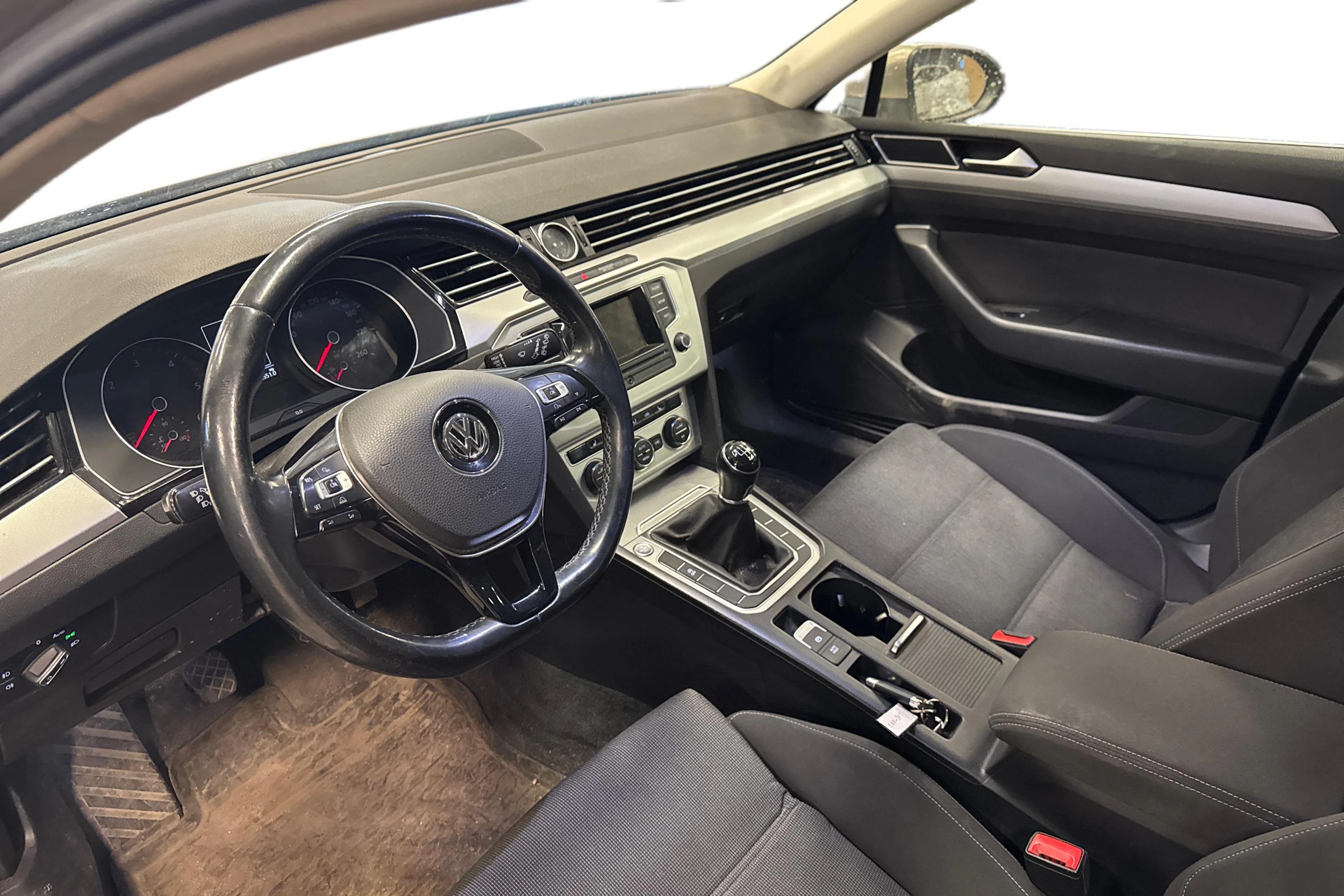 keltainen Volkswagen Passat 2016 kuva 3.