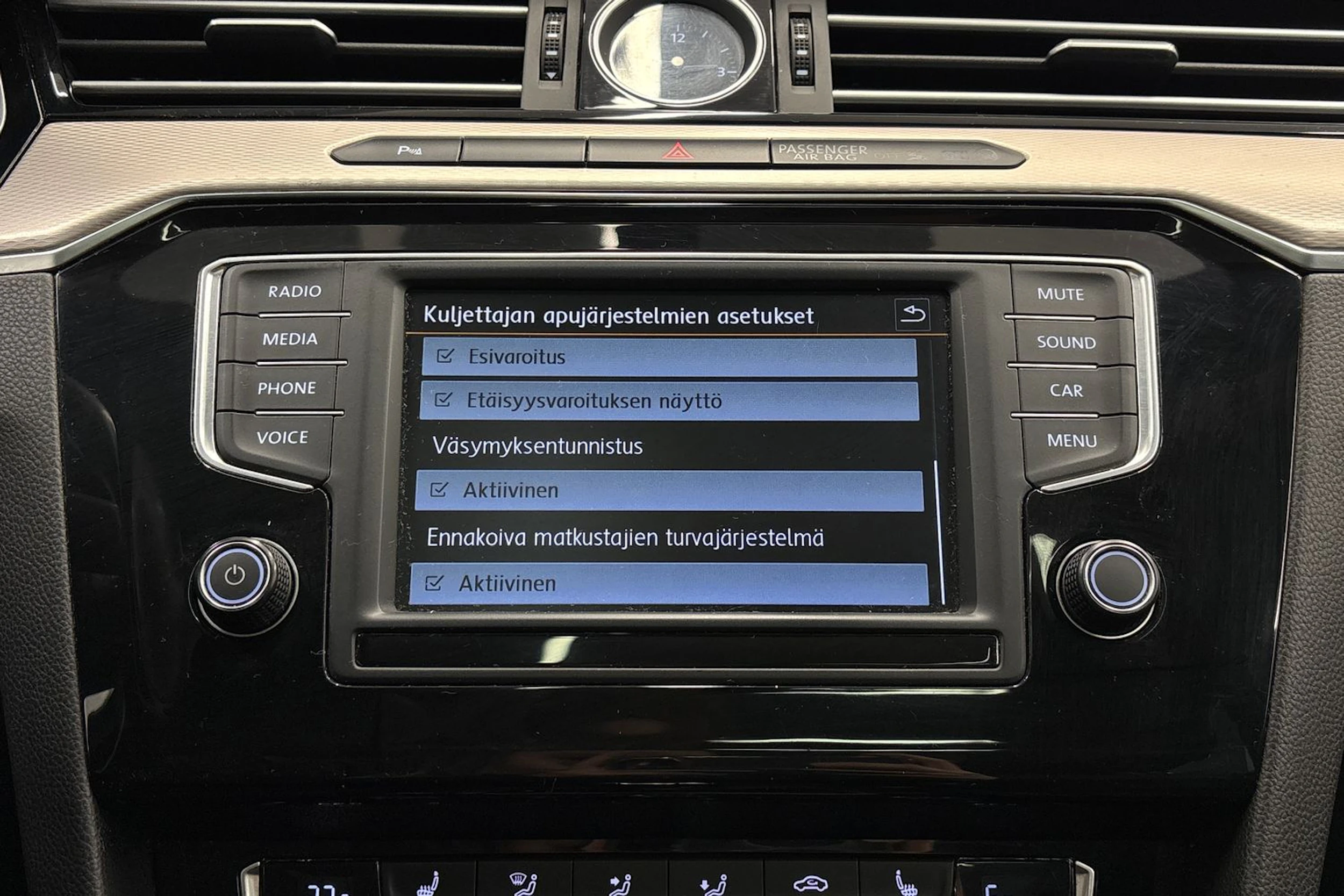 Musta Volkswagen PASSAT 2016 kuva 18.