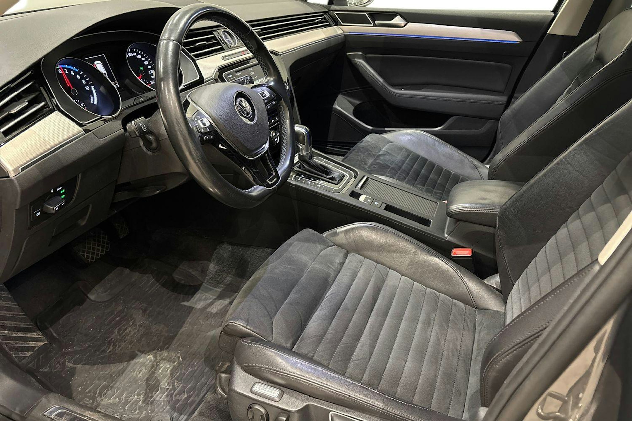 harmaa Volkswagen Passat 2016 kuva 7.