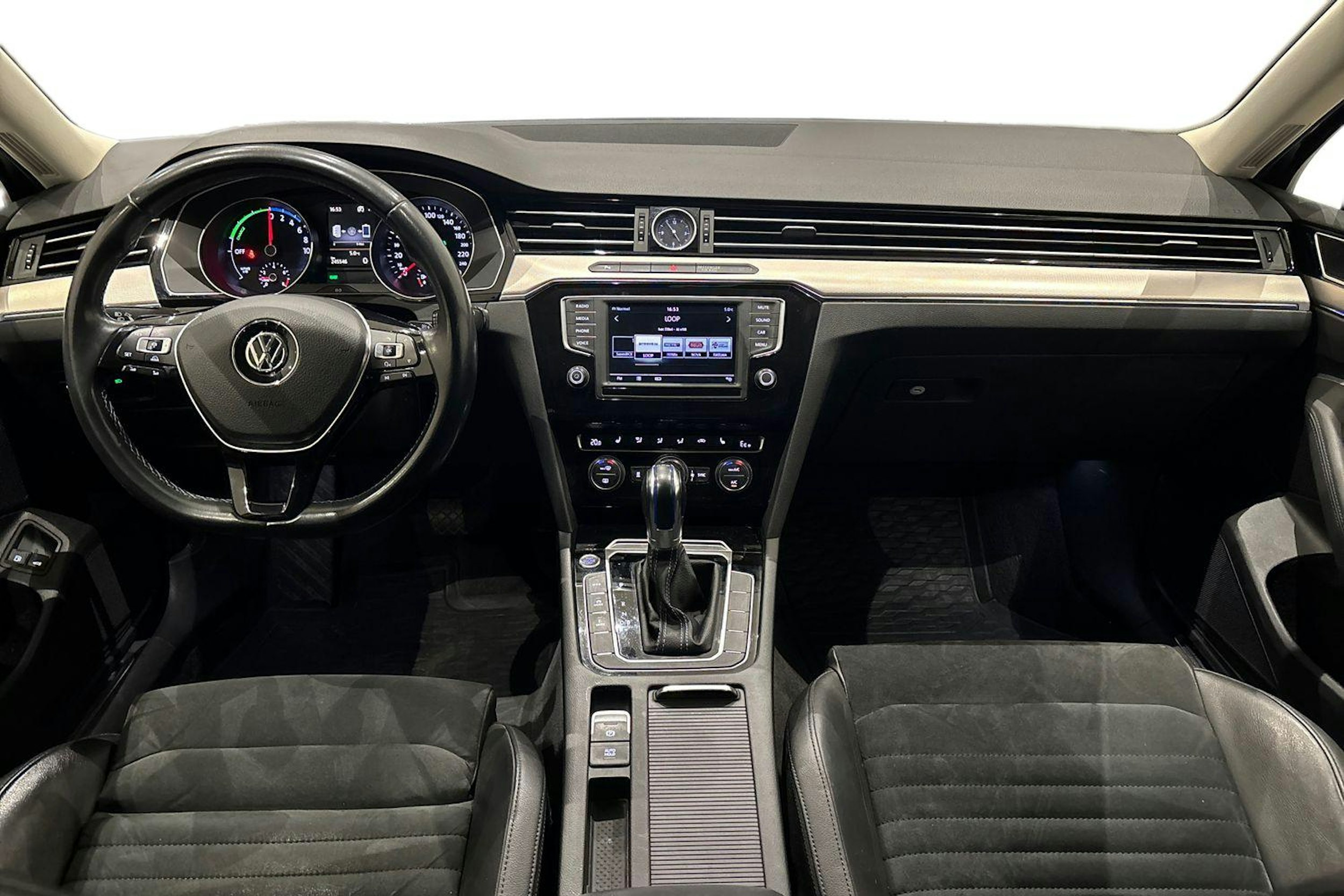 harmaa Volkswagen Passat 2016 kuva 9.