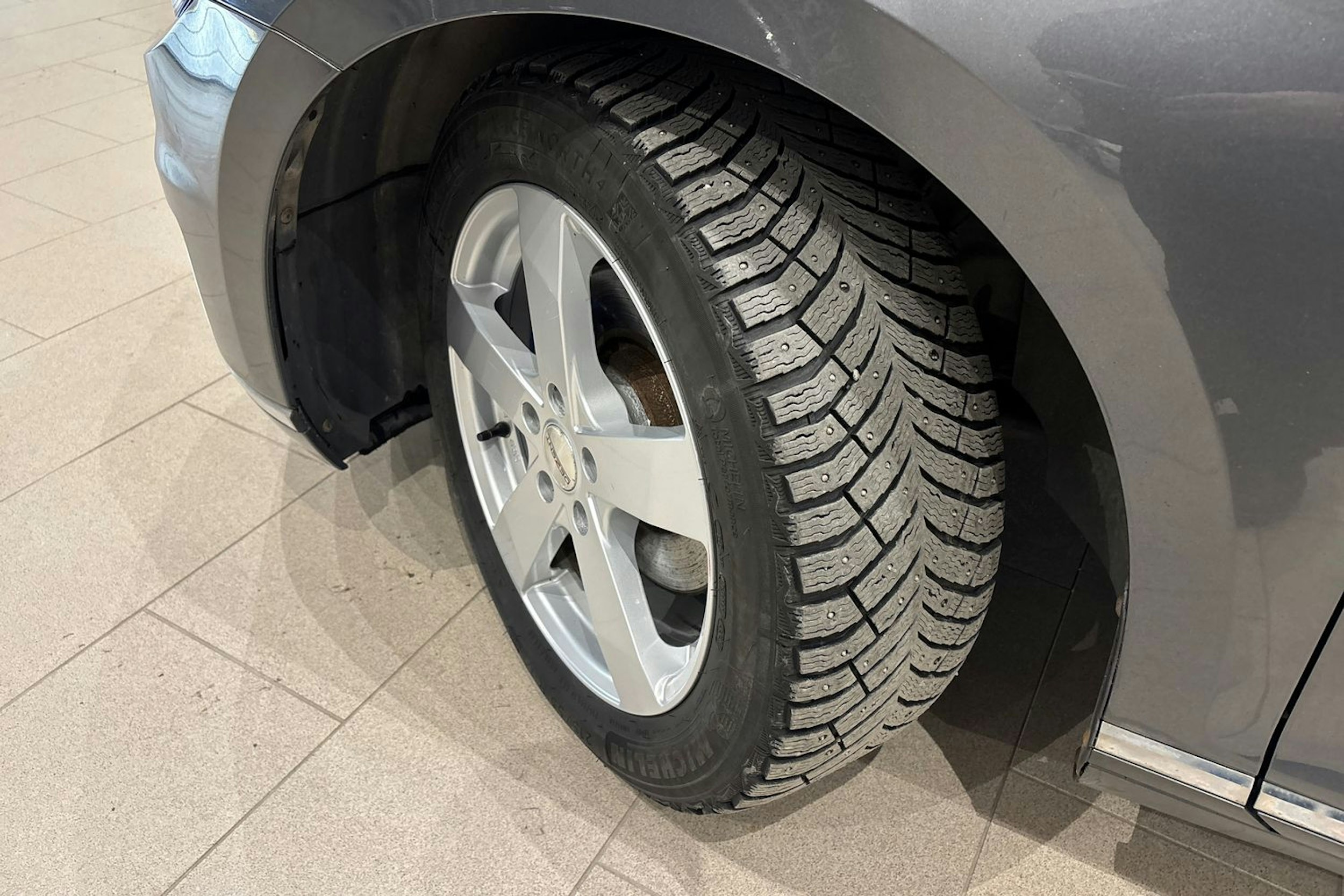 harmaa Volkswagen Passat 2016 kuva 13.