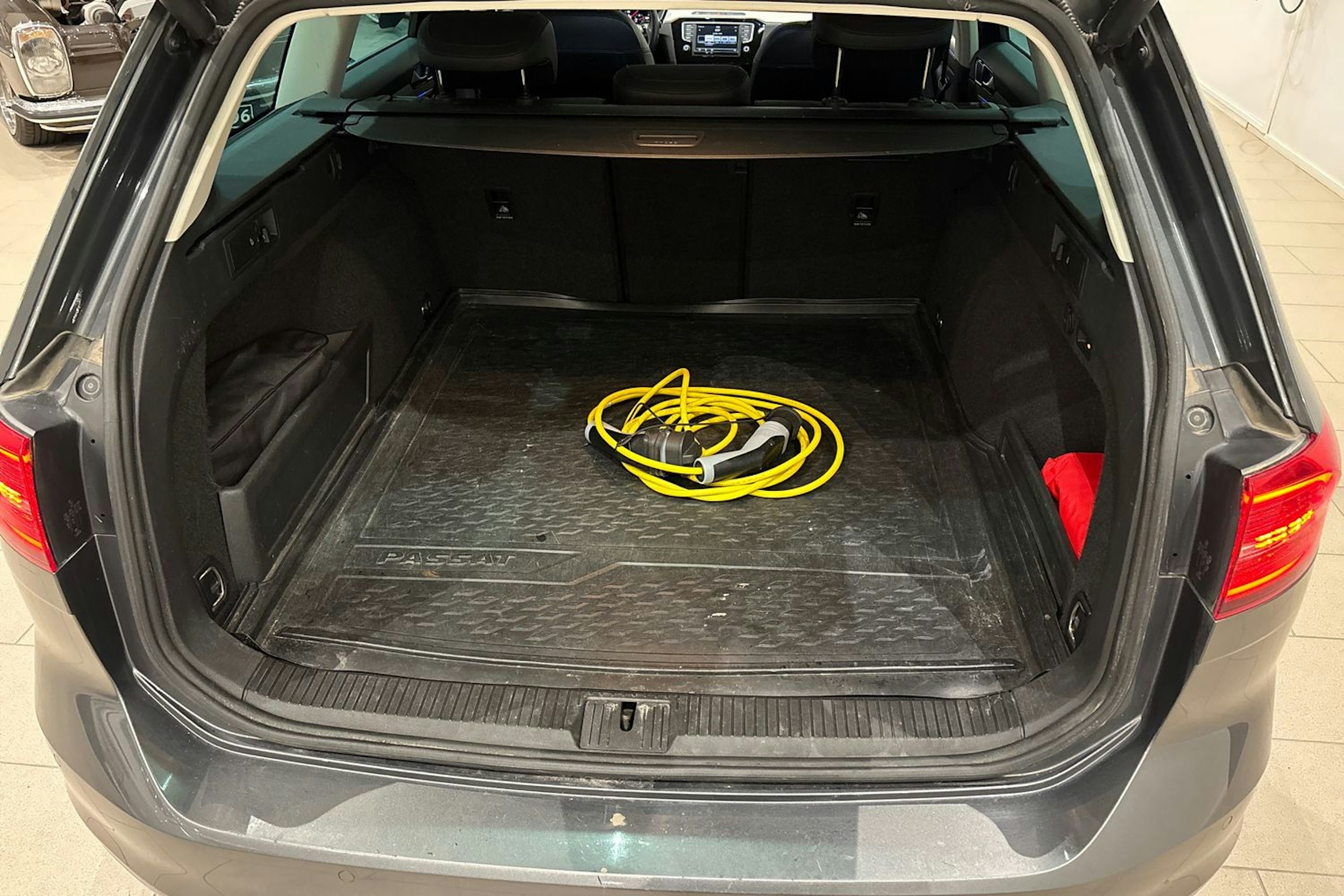 harmaa Volkswagen Passat 2016 kuva 14.