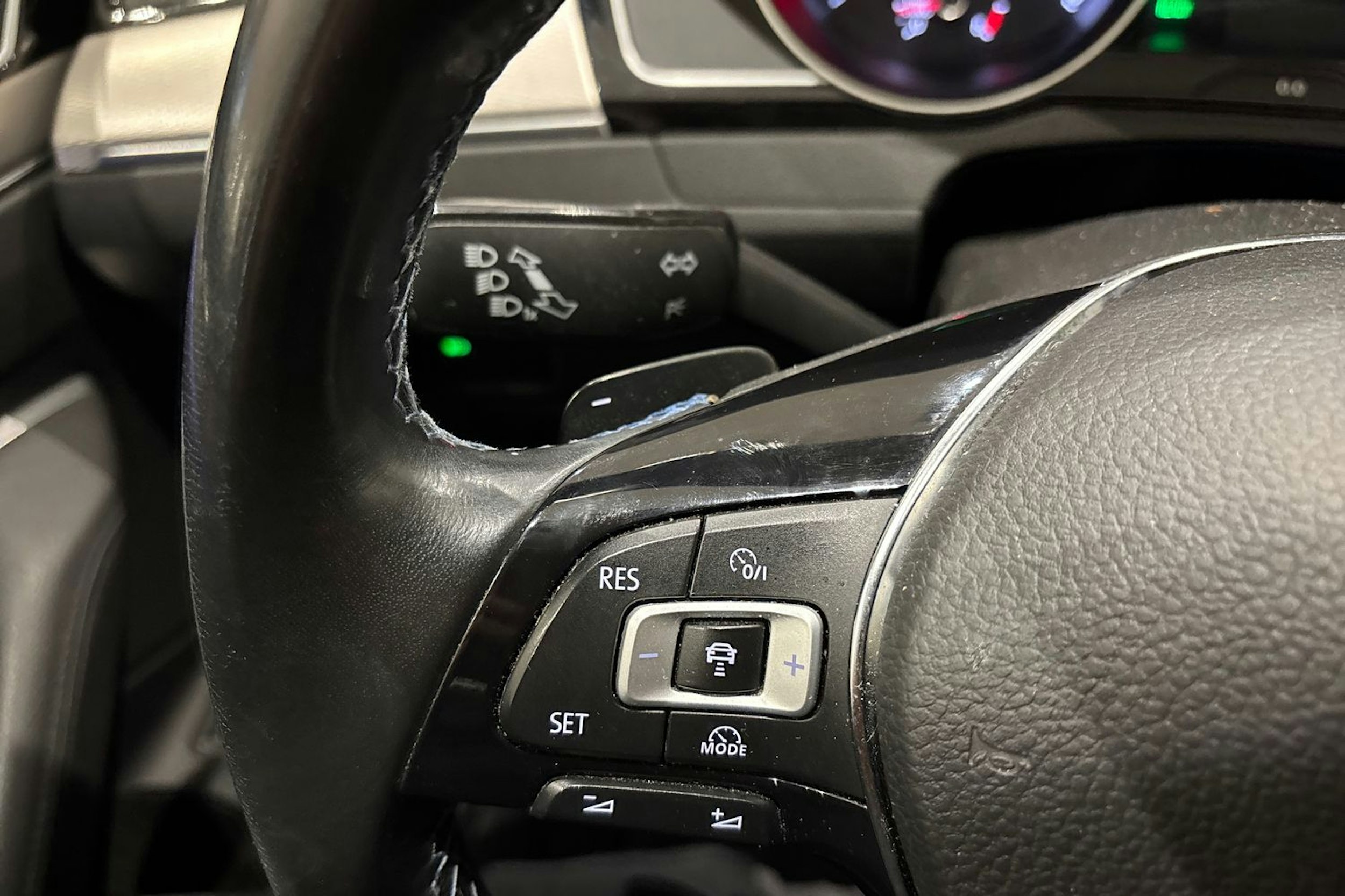 harmaa Volkswagen Passat 2016 kuva 20.