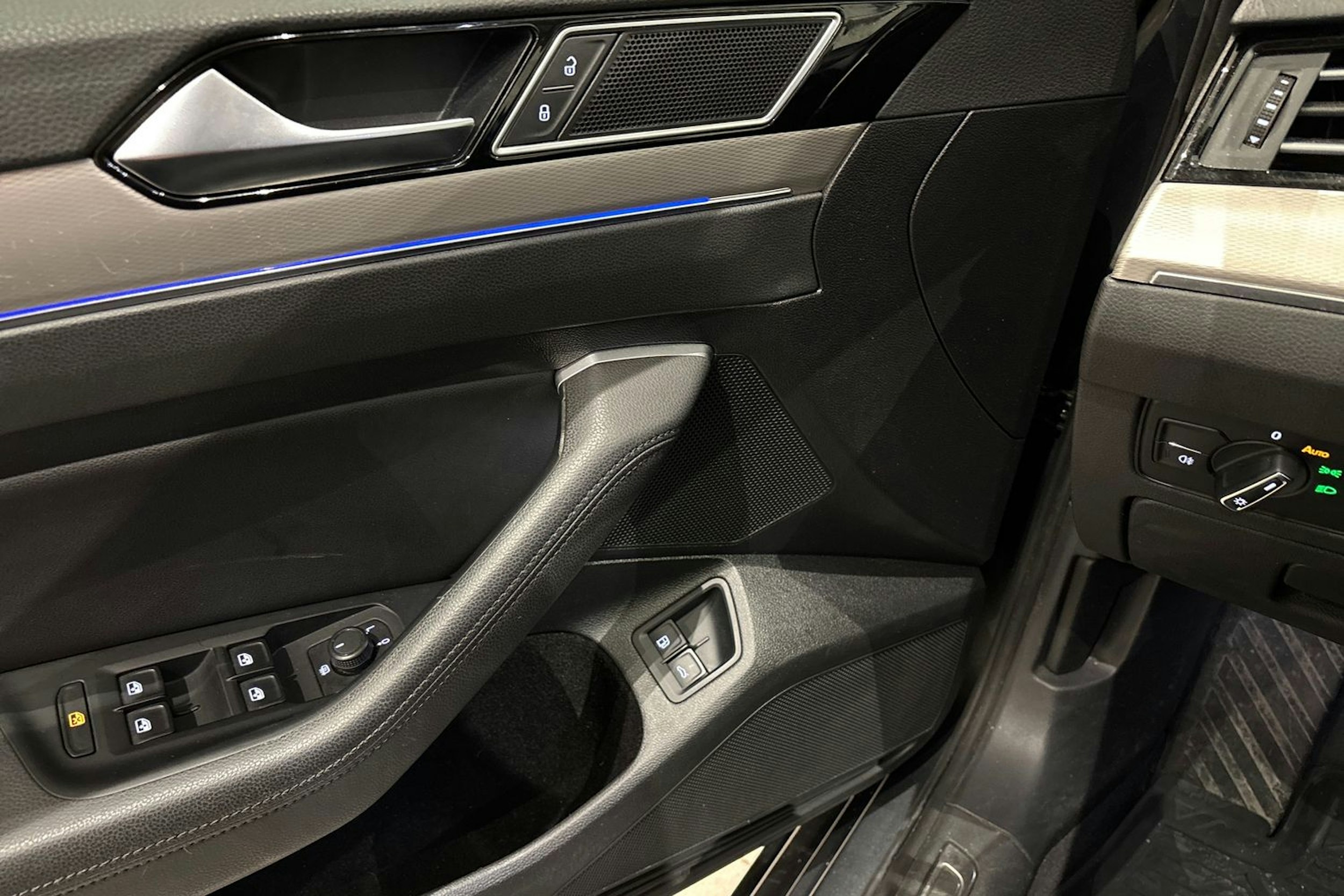 harmaa Volkswagen Passat 2016 kuva 22.