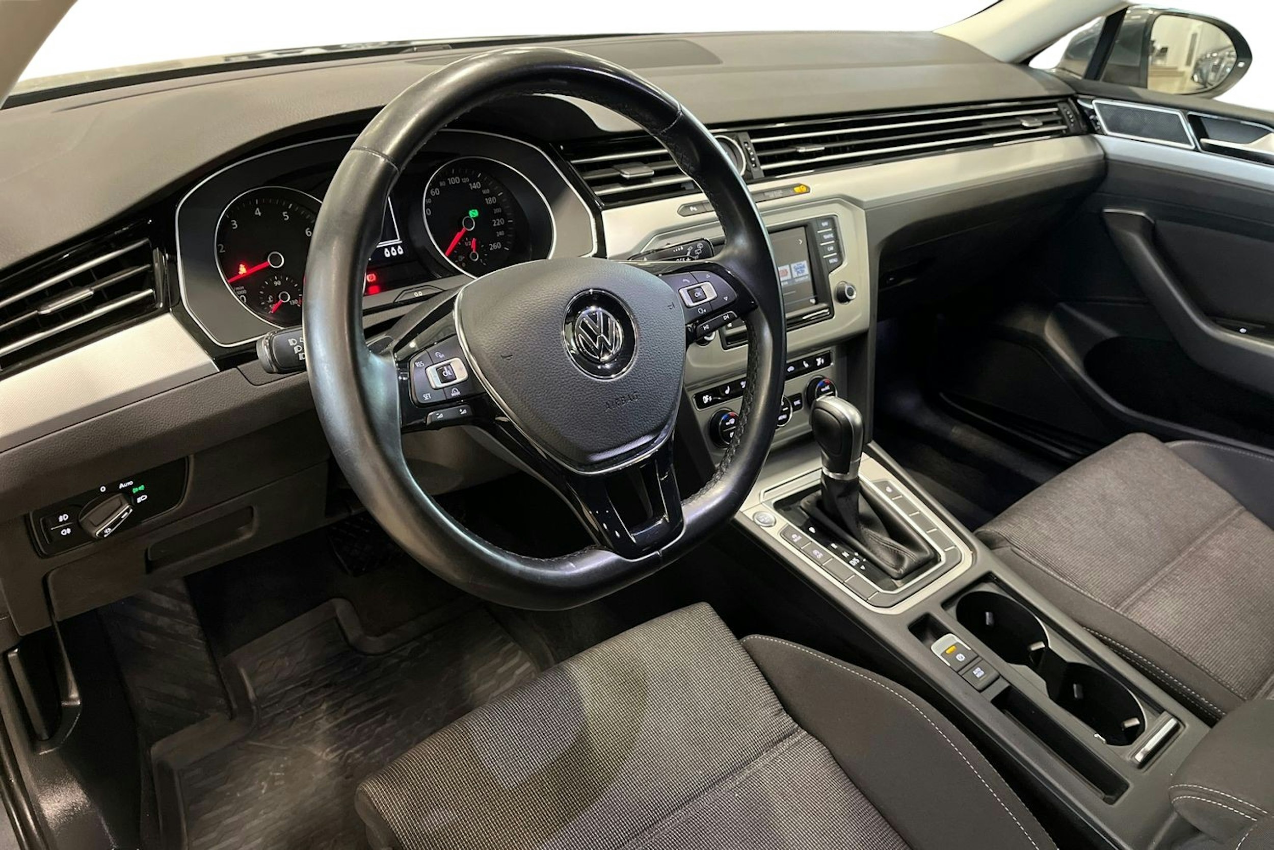 harmaa Volkswagen Passat 2016 kuva 7.