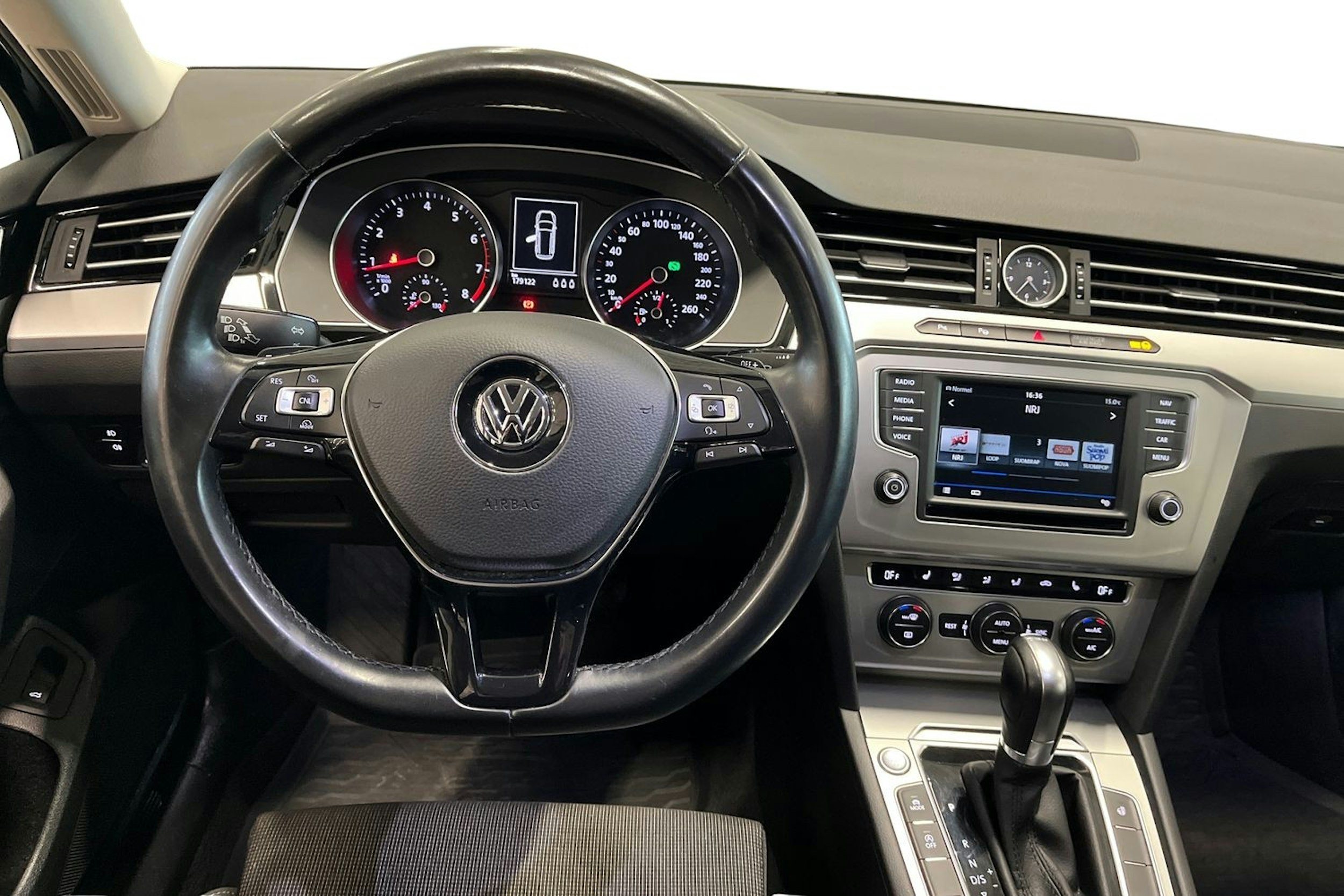 harmaa Volkswagen Passat 2016 kuva 9.
