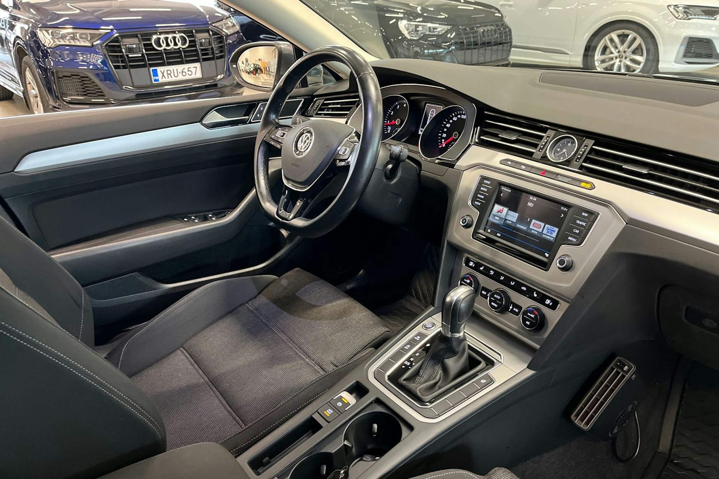 harmaa Volkswagen Passat 2016 kuva 15.