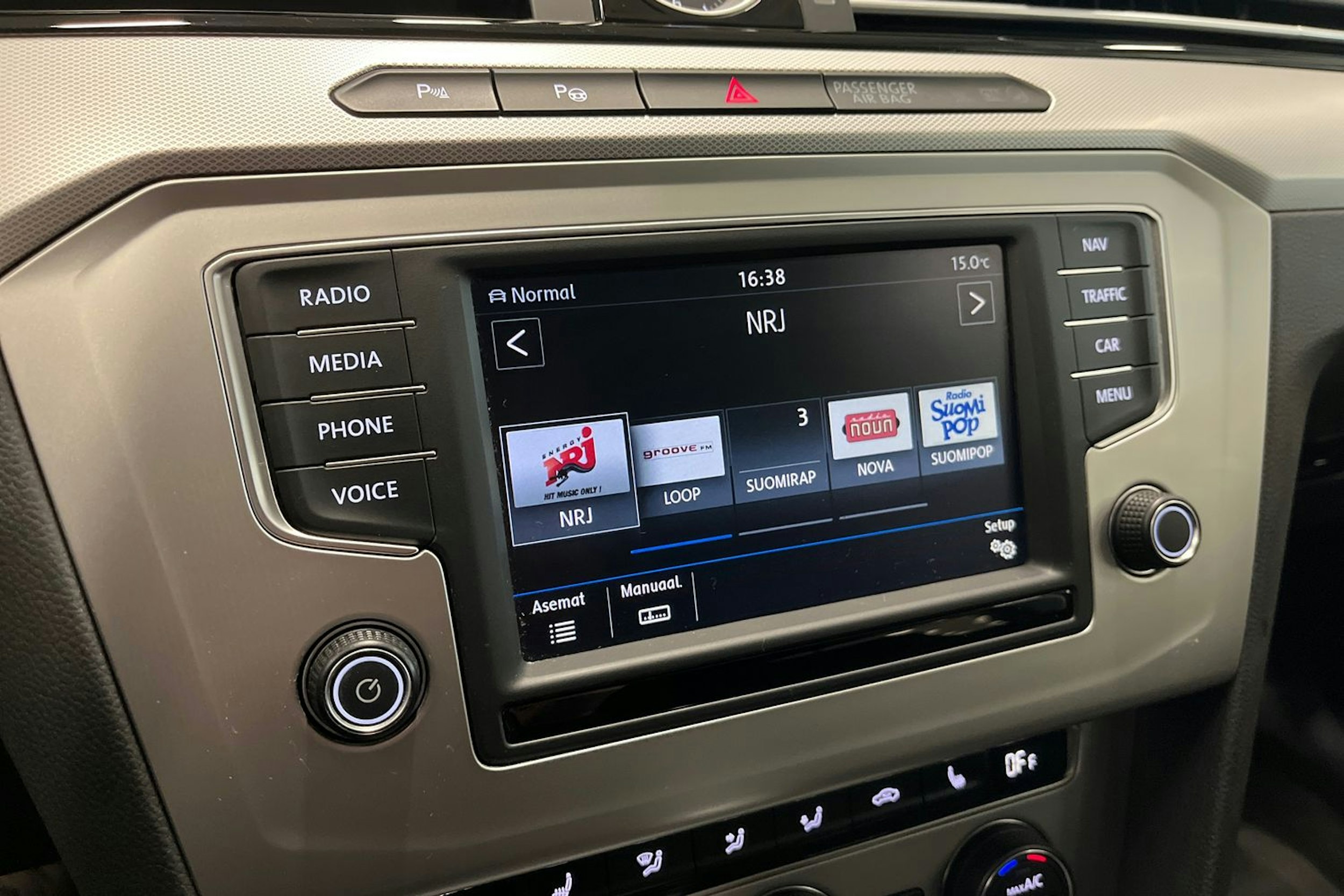 harmaa Volkswagen Passat 2016 kuva 20.