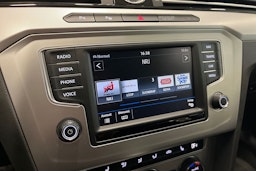 harmaa Volkswagen Passat 2016 kuva 20.