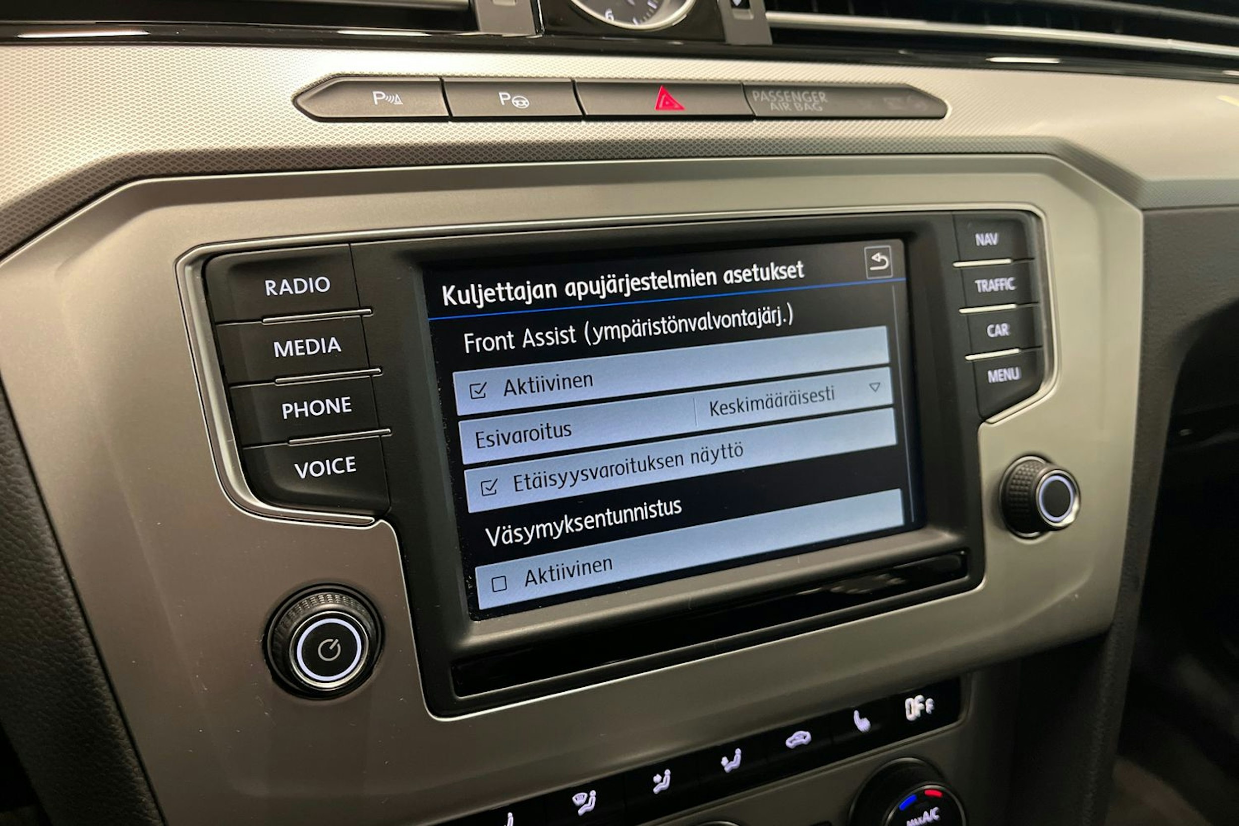 harmaa Volkswagen Passat 2016 kuva 21.