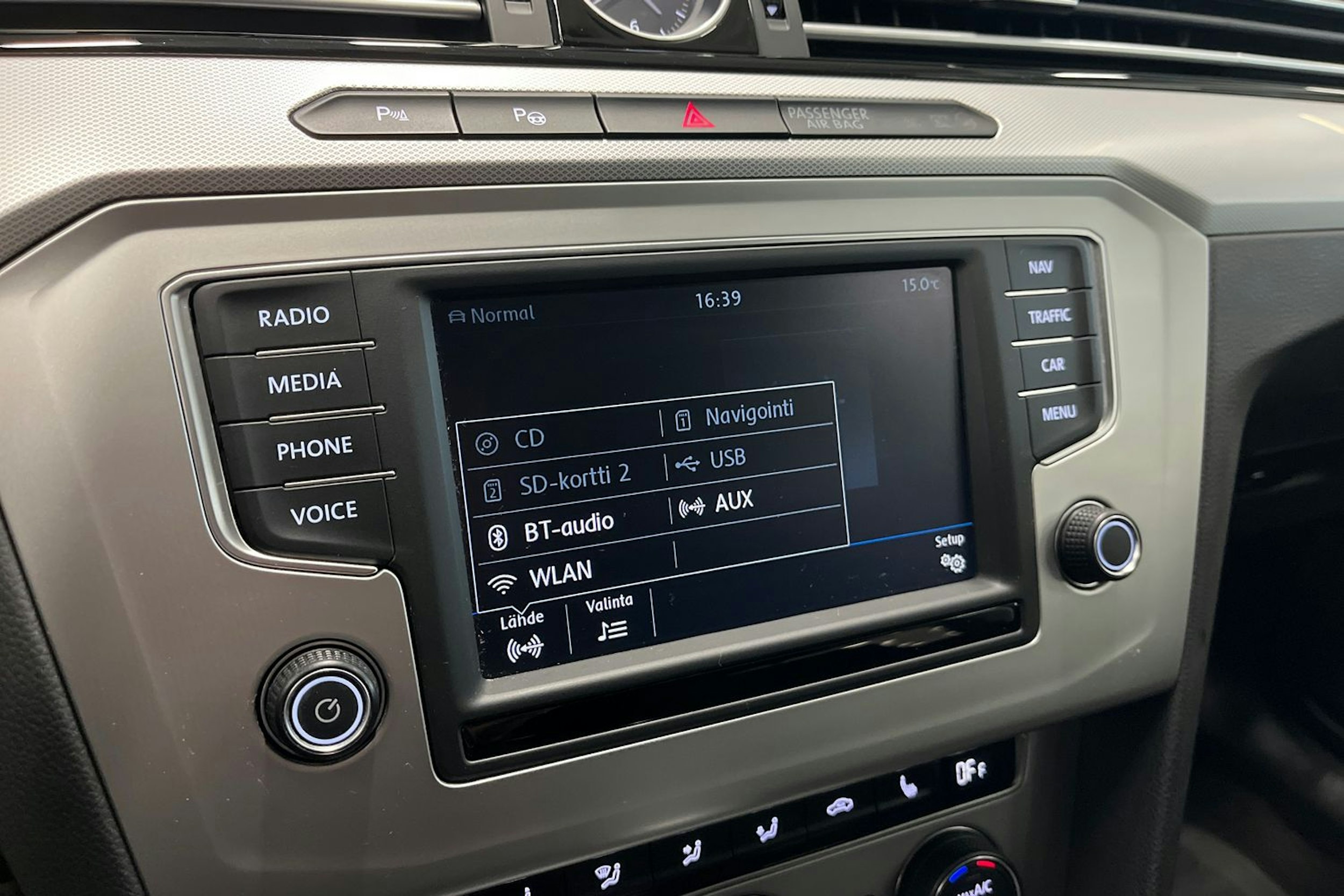 harmaa Volkswagen Passat 2016 kuva 24.