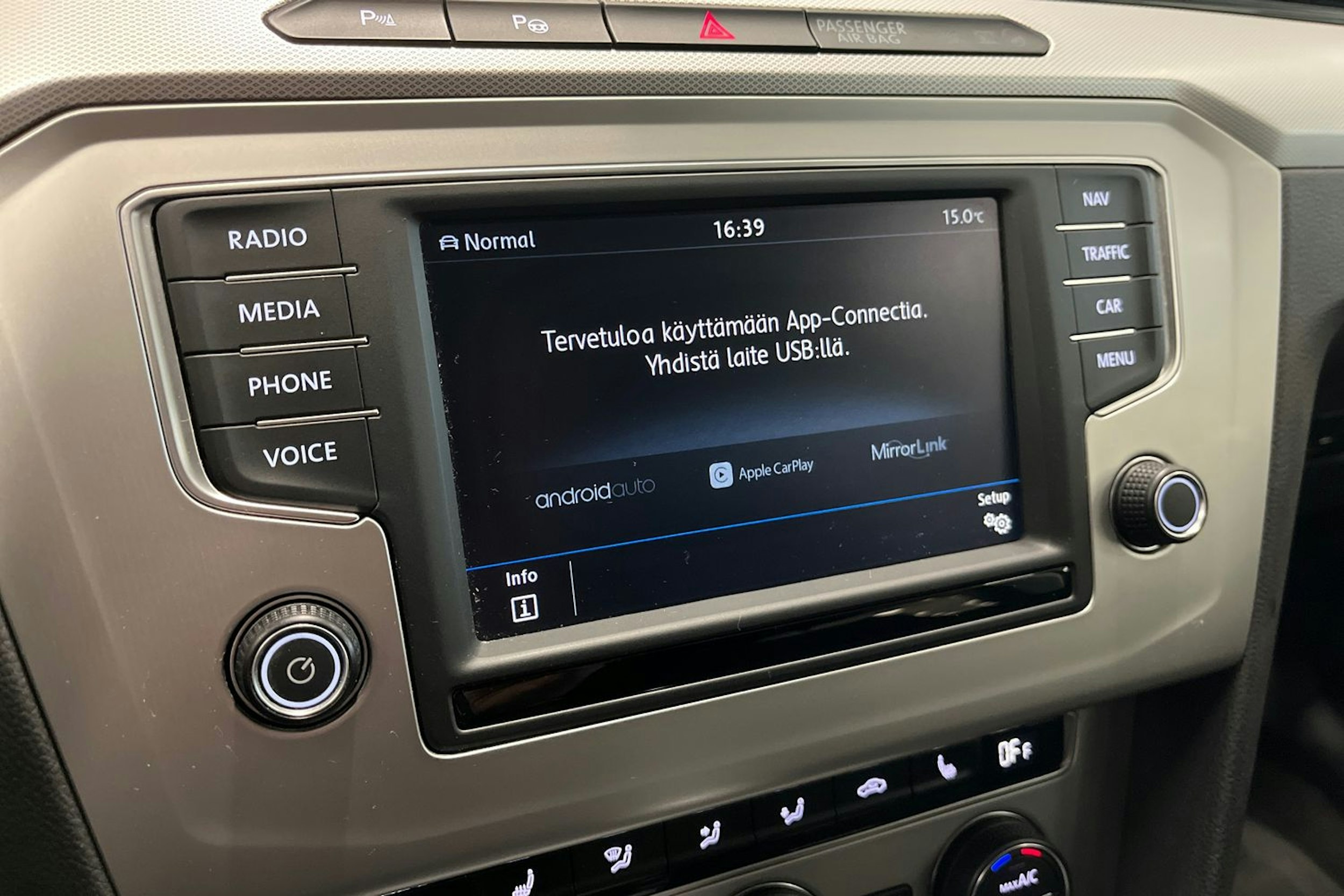 harmaa Volkswagen Passat 2016 kuva 26.