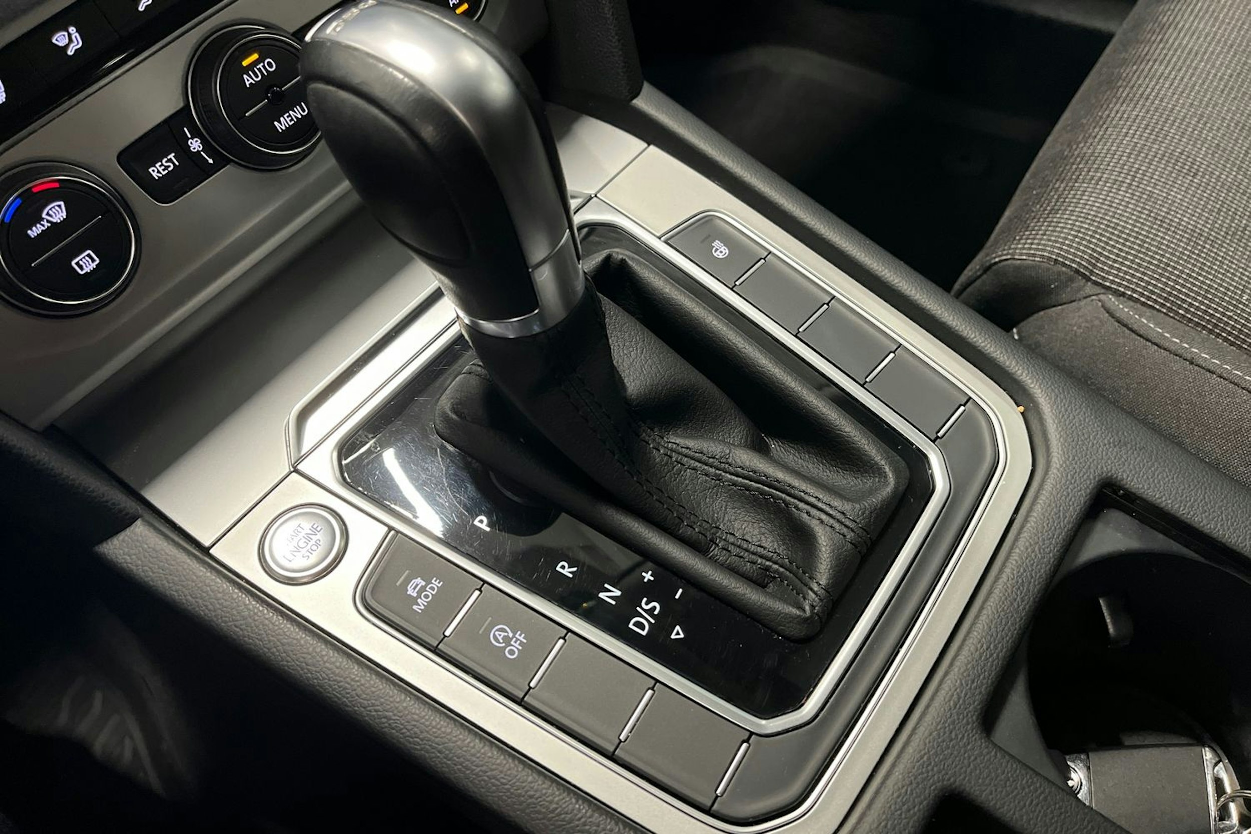 harmaa Volkswagen Passat 2016 kuva 30.