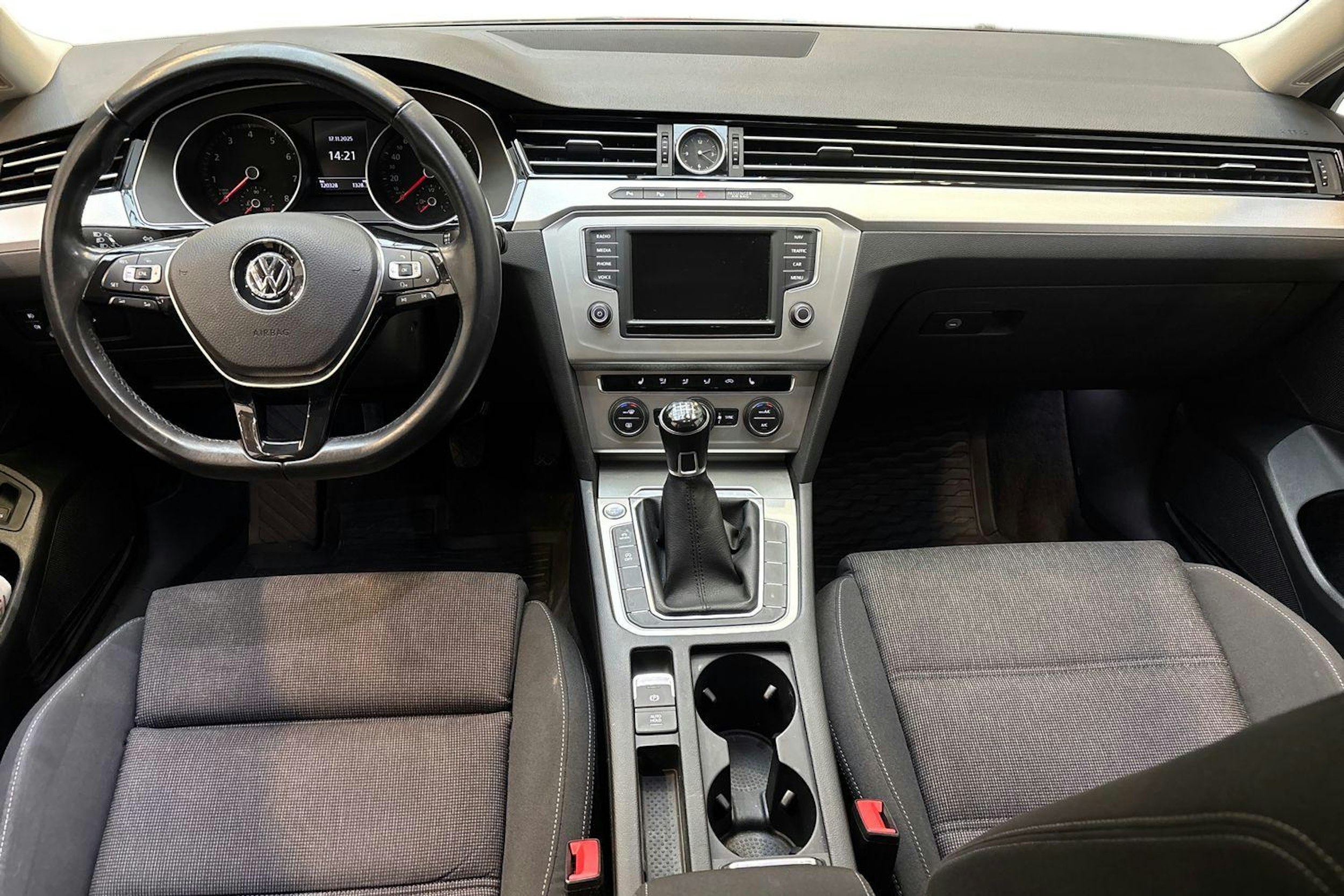 met. harmaa Volkswagen Passat 2016 kuva 7.