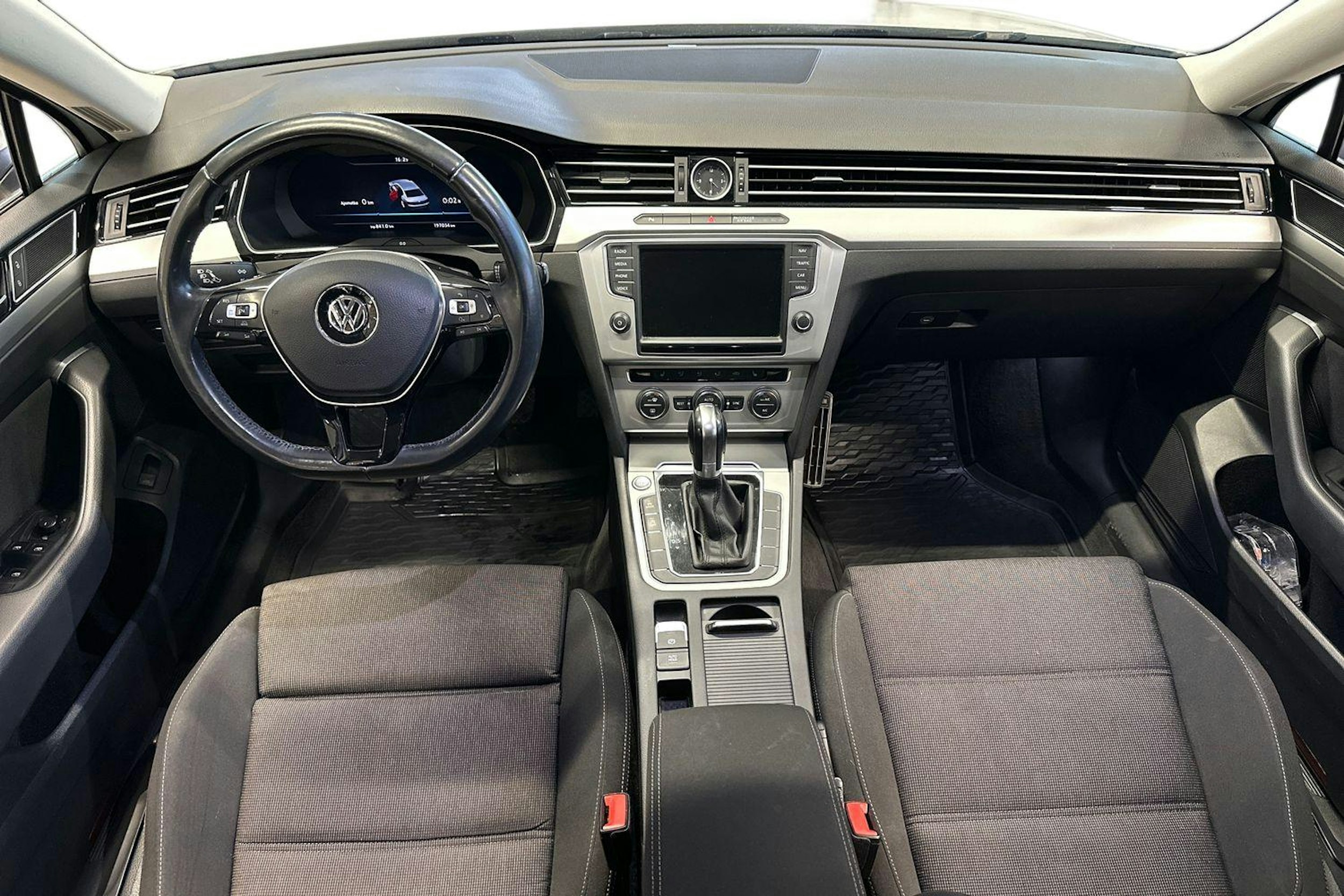 valkoinen Volkswagen Passat 2016 kuva 9.