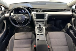 valkoinen Volkswagen Passat 2016 kuva 9.