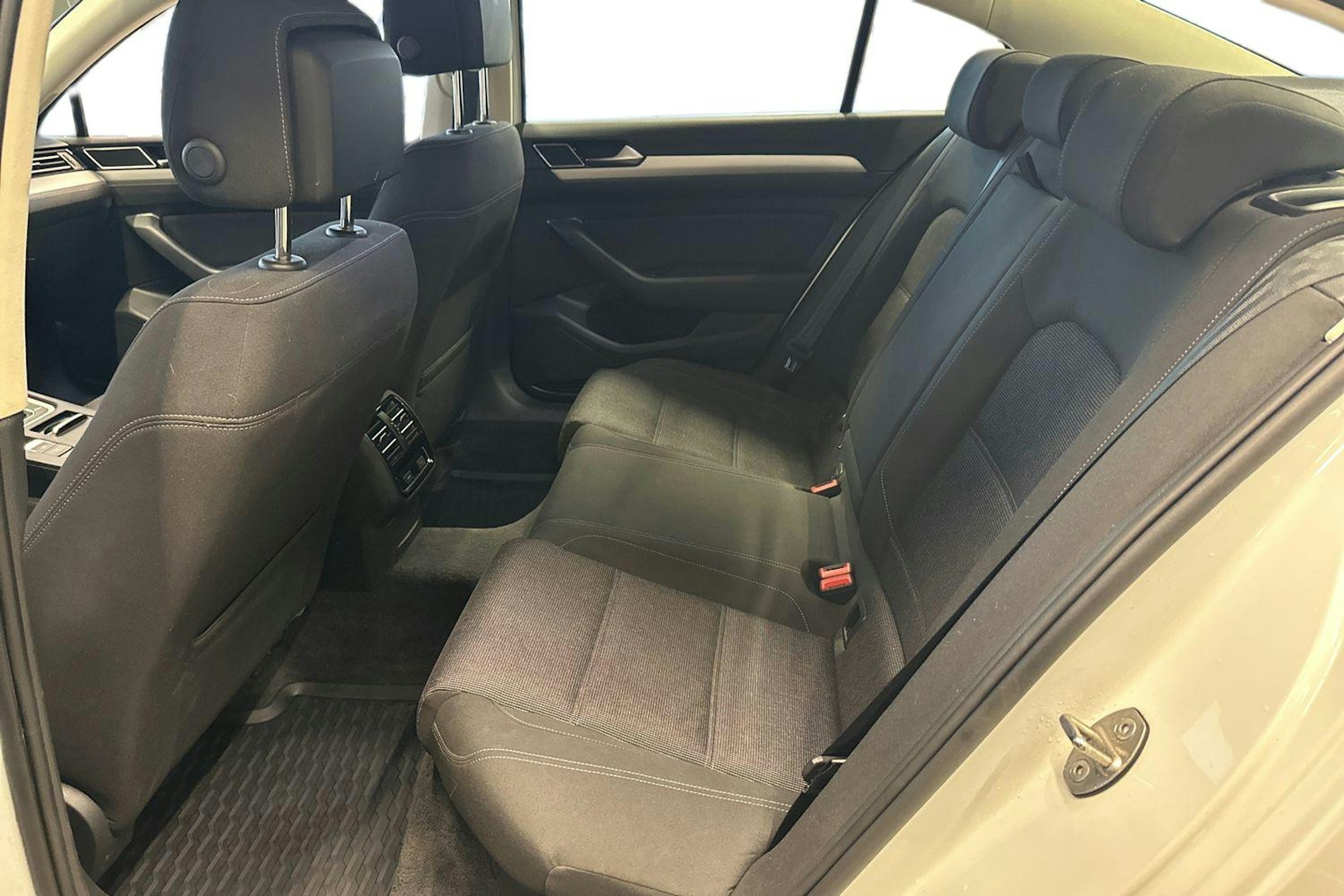 valkoinen Volkswagen Passat 2016 kuva 10.