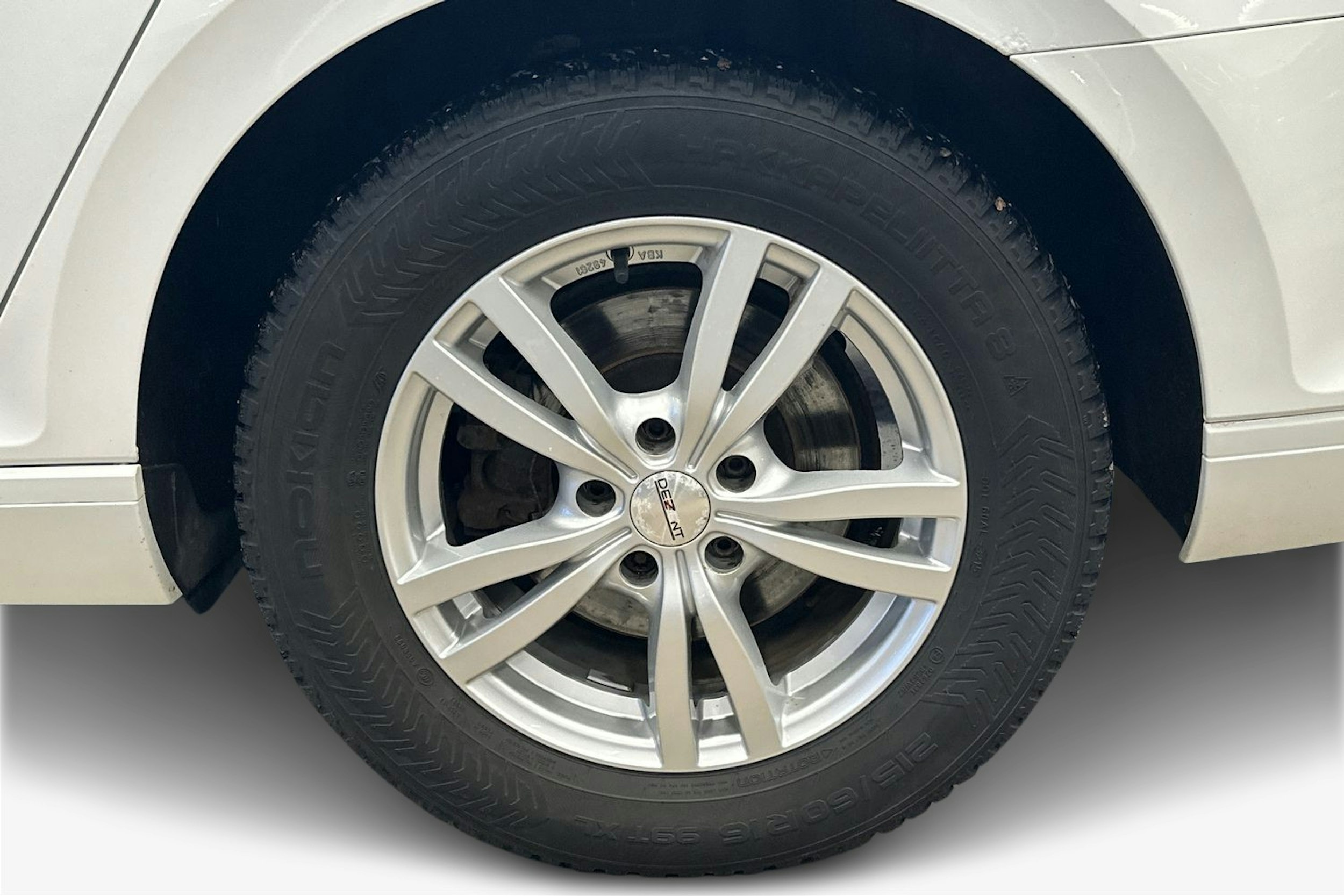 valkoinen Volkswagen Passat 2016 kuva 11.