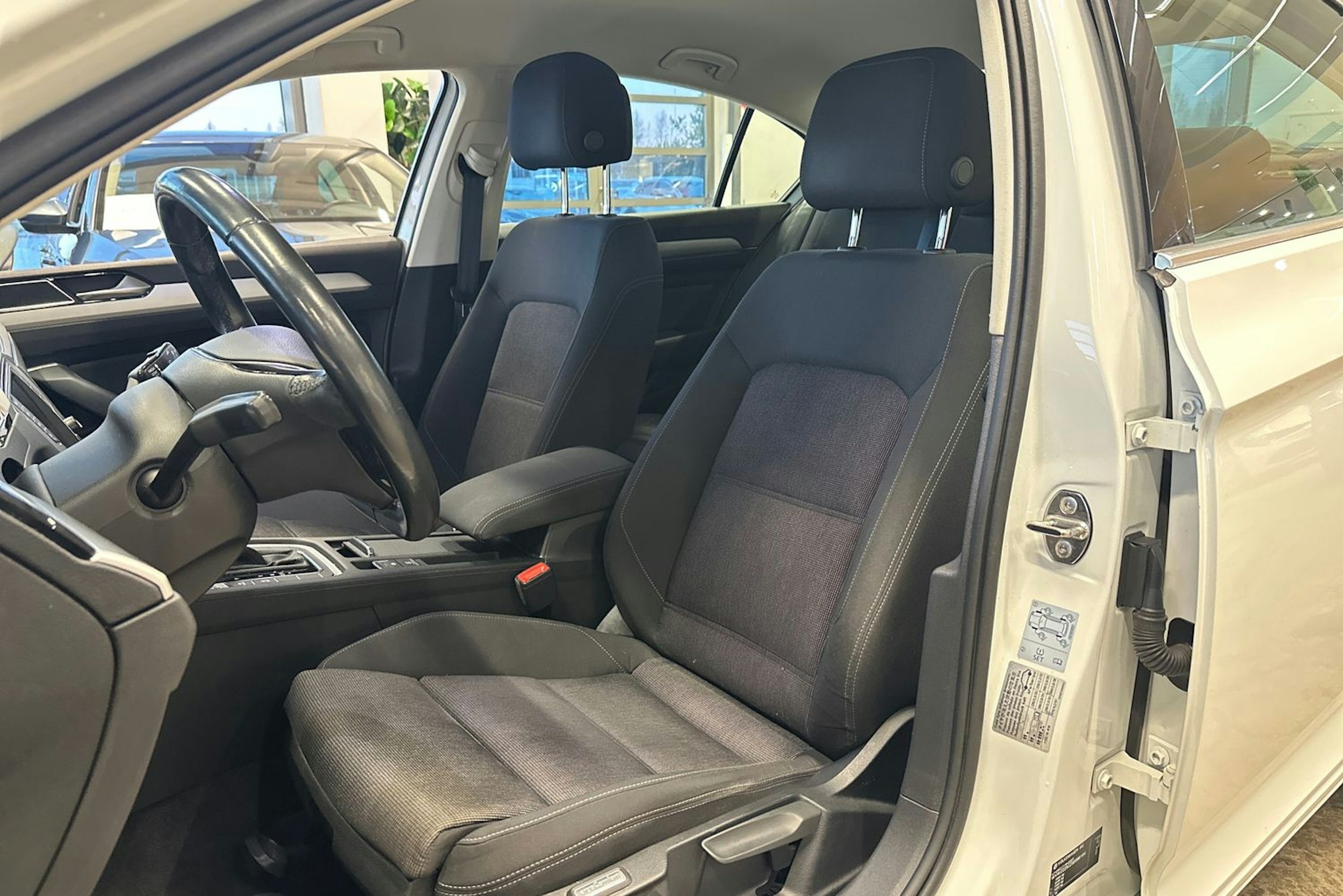 valkoinen Volkswagen Passat 2016 kuva 14.