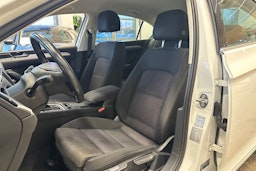 valkoinen Volkswagen Passat 2016 kuva 14.