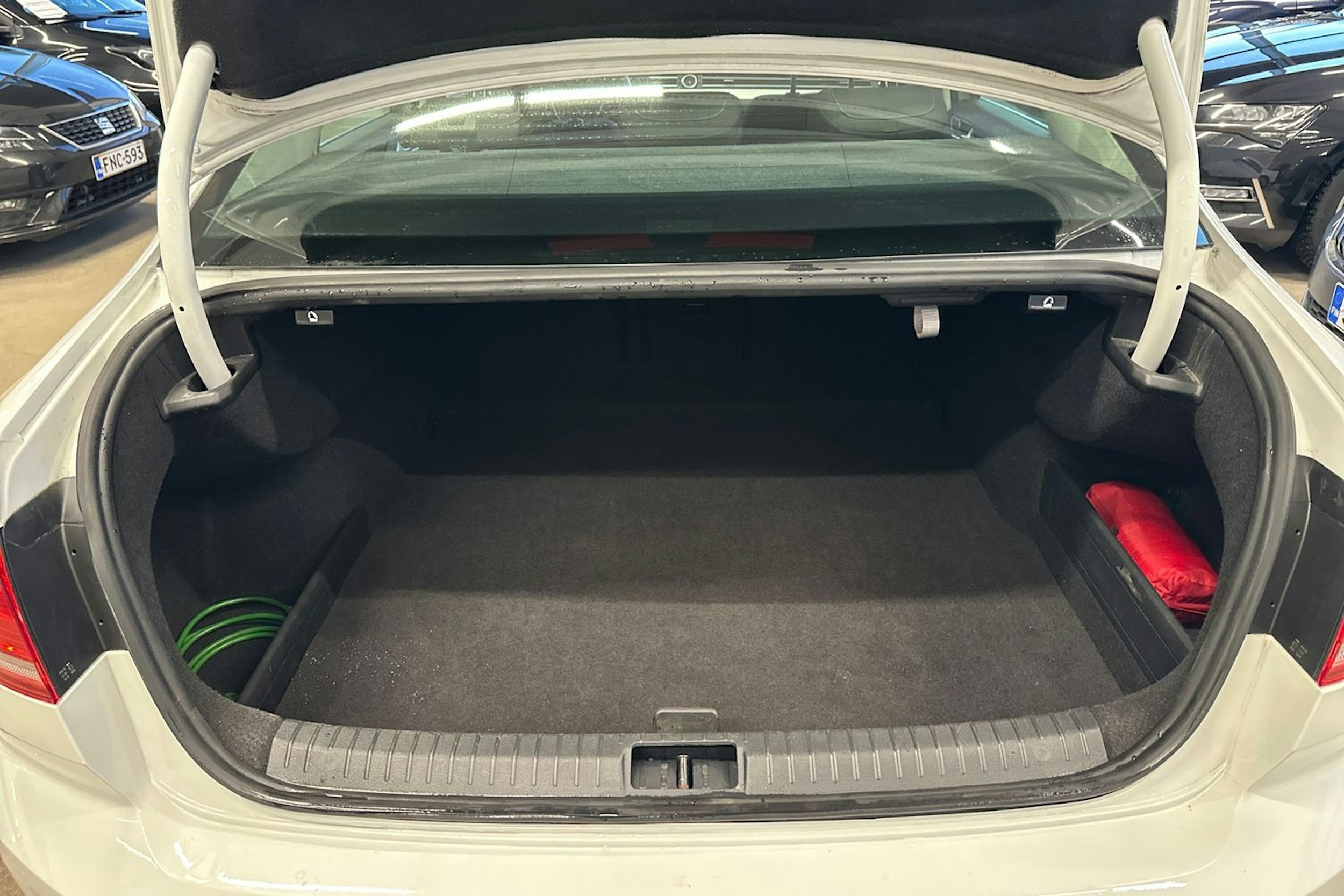 valkoinen Volkswagen Passat 2016 kuva 16.