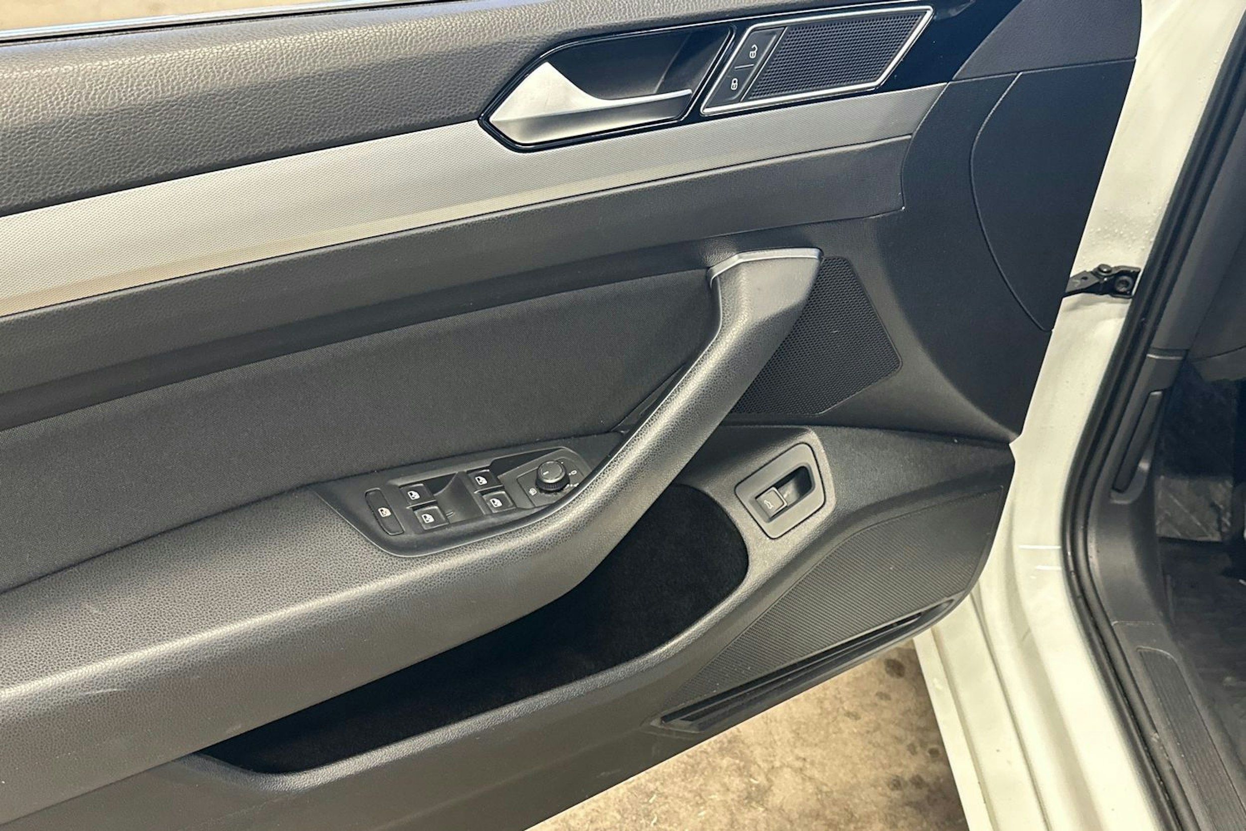 valkoinen Volkswagen Passat 2016 kuva 20.