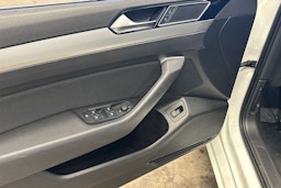 valkoinen Volkswagen Passat 2016 kuva 20.