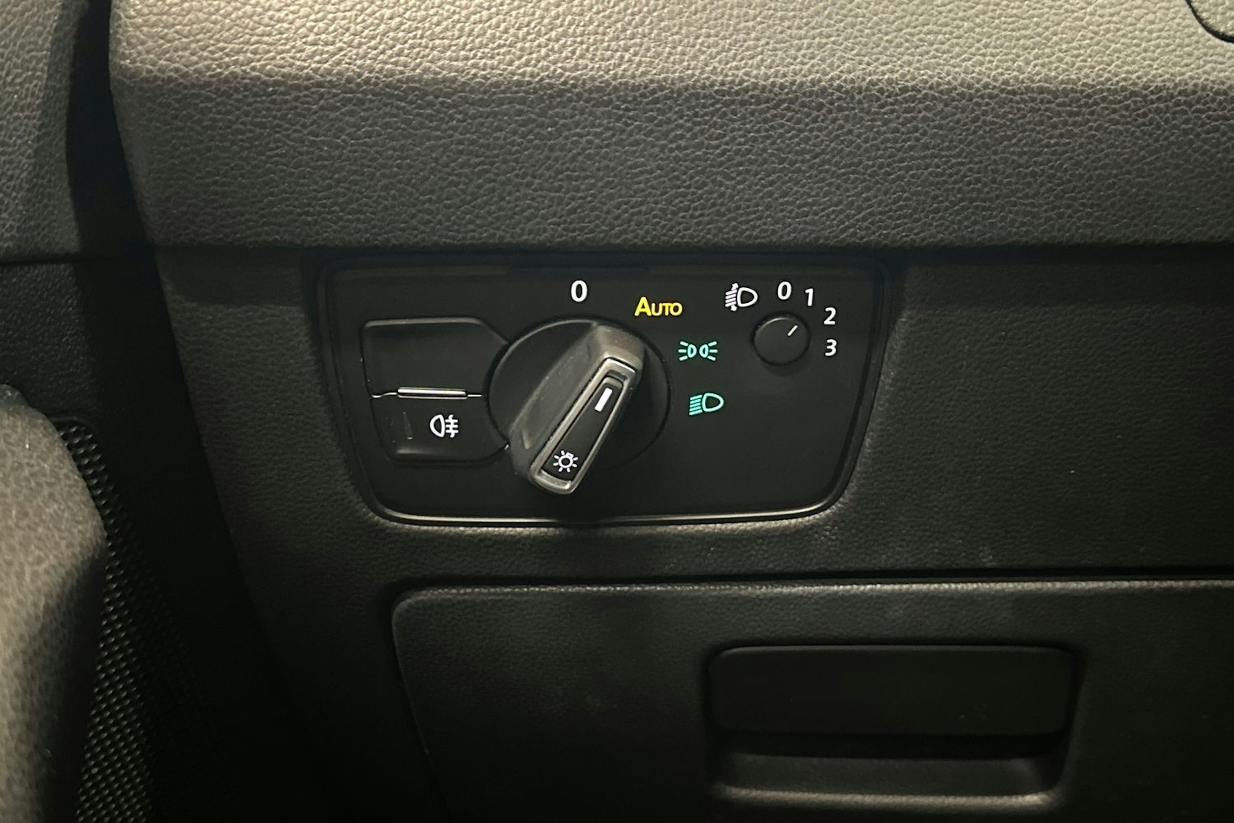 valkoinen Volkswagen Passat 2016 kuva 21.