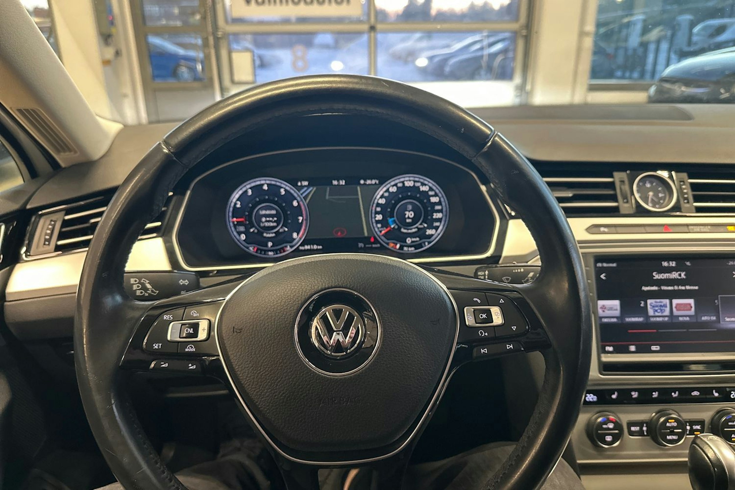 valkoinen Volkswagen Passat 2016 kuva 22.