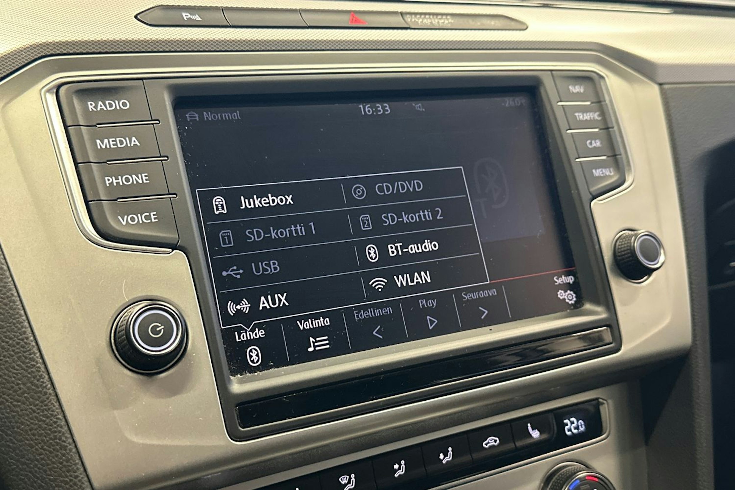 valkoinen Volkswagen Passat 2016 kuva 30.