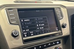 valkoinen Volkswagen Passat 2016 kuva 30.