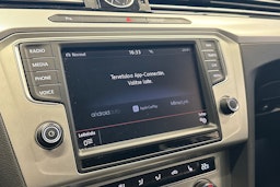 valkoinen Volkswagen Passat 2016 kuva 31.