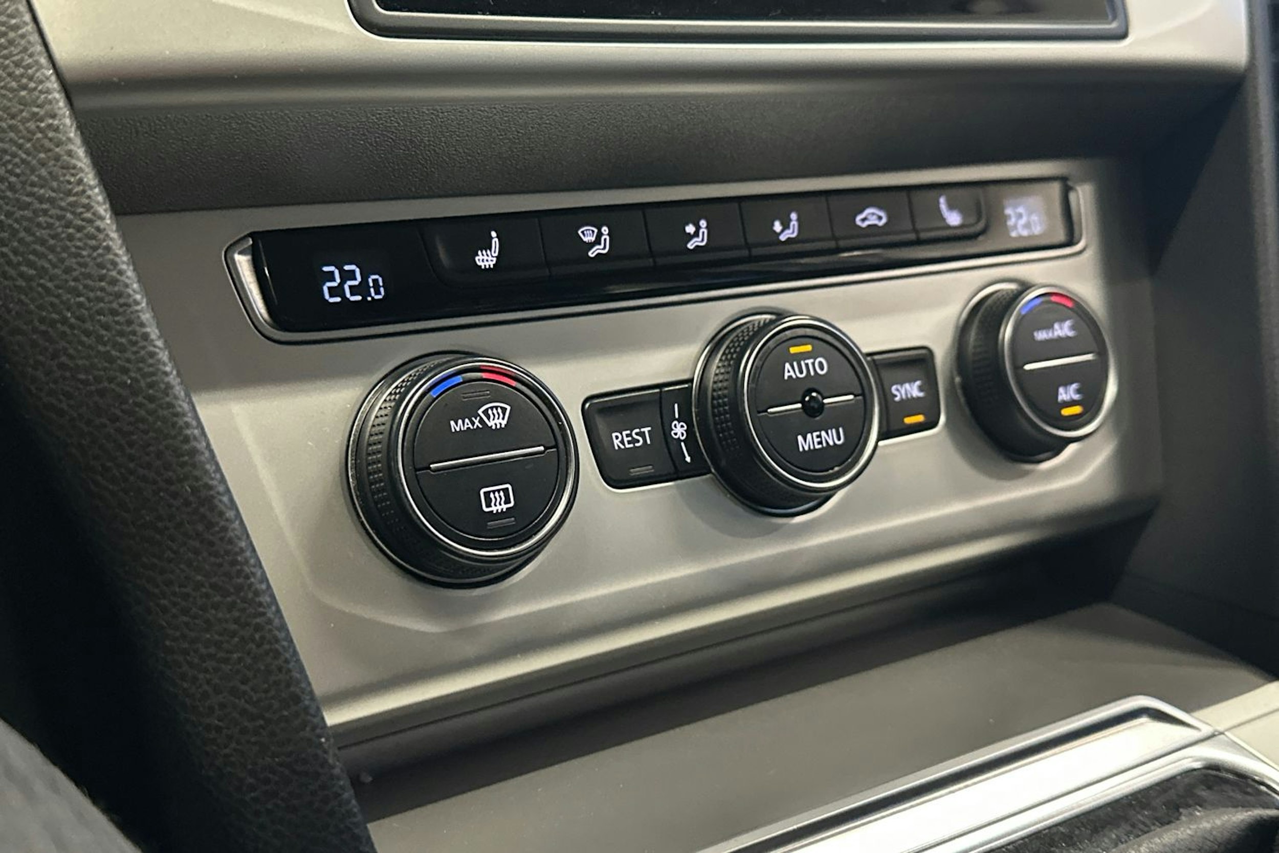 valkoinen Volkswagen Passat 2016 kuva 33.