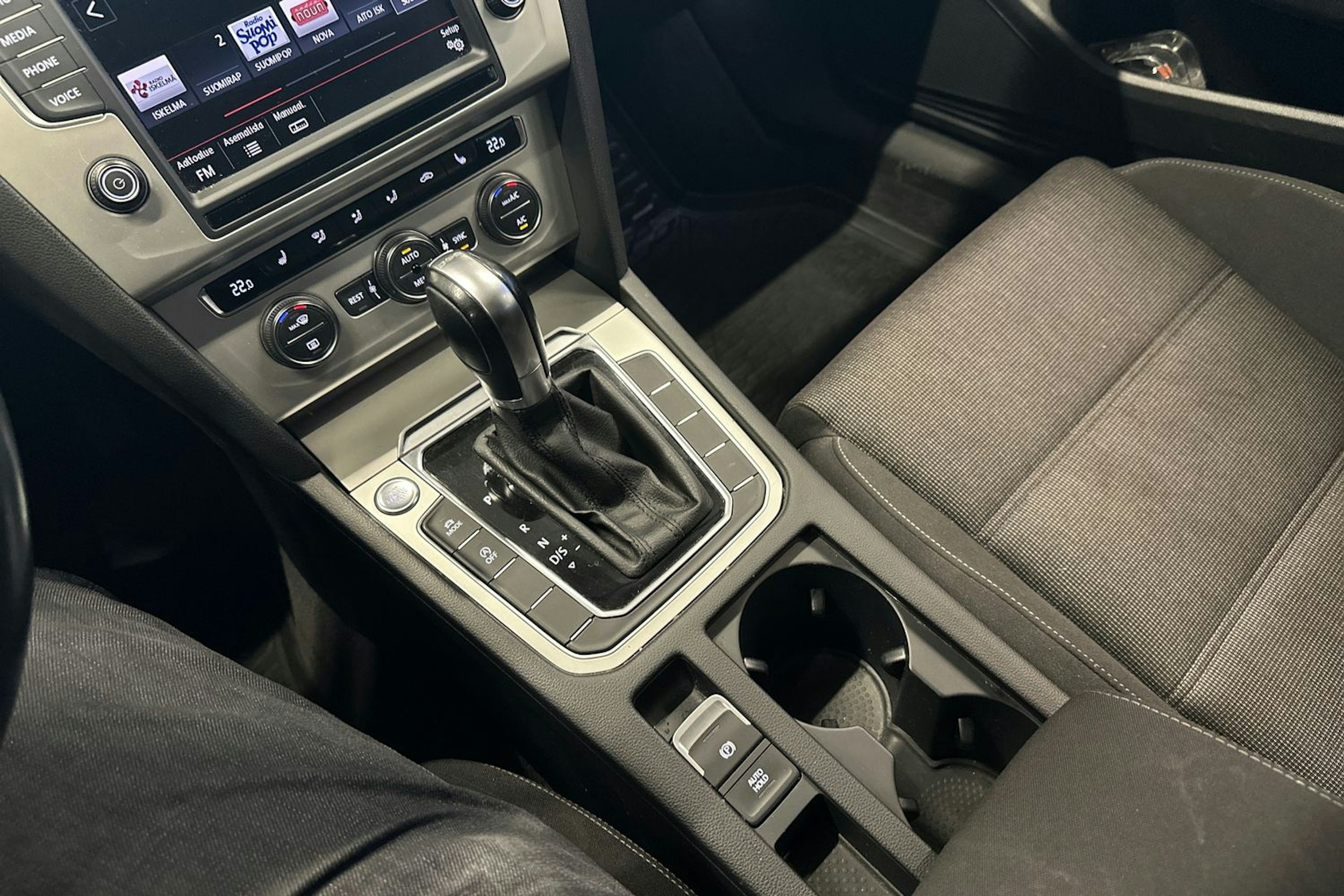 valkoinen Volkswagen Passat 2016 kuva 34.