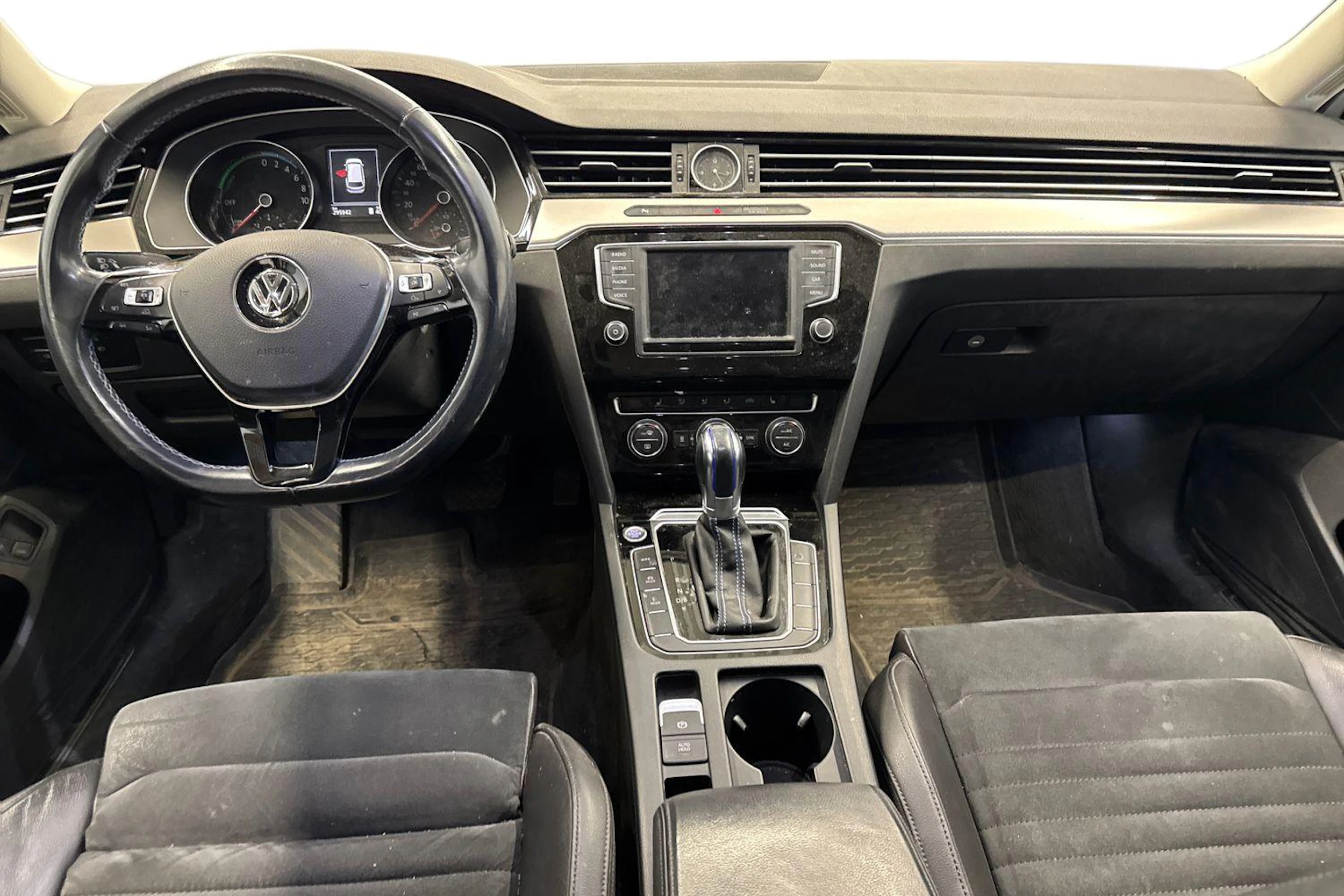 valkoinen Volkswagen Passat 2016 kuva 9.