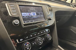 valkoinen Volkswagen Passat 2016 kuva 30.
