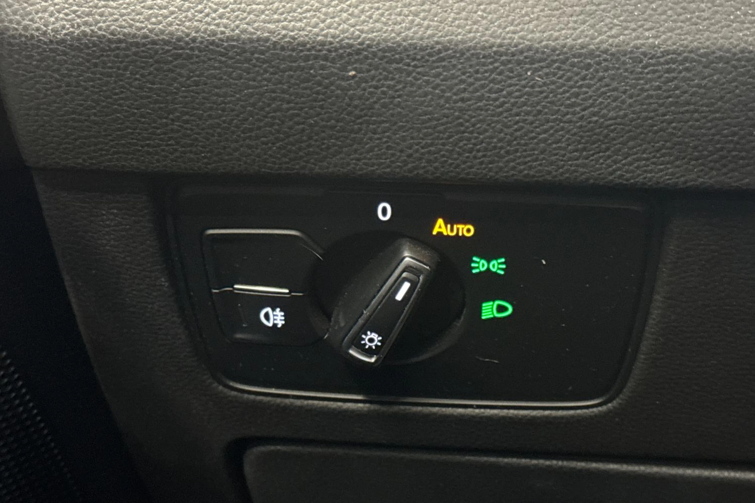 valkoinen Volkswagen Passat 2016 kuva 32.