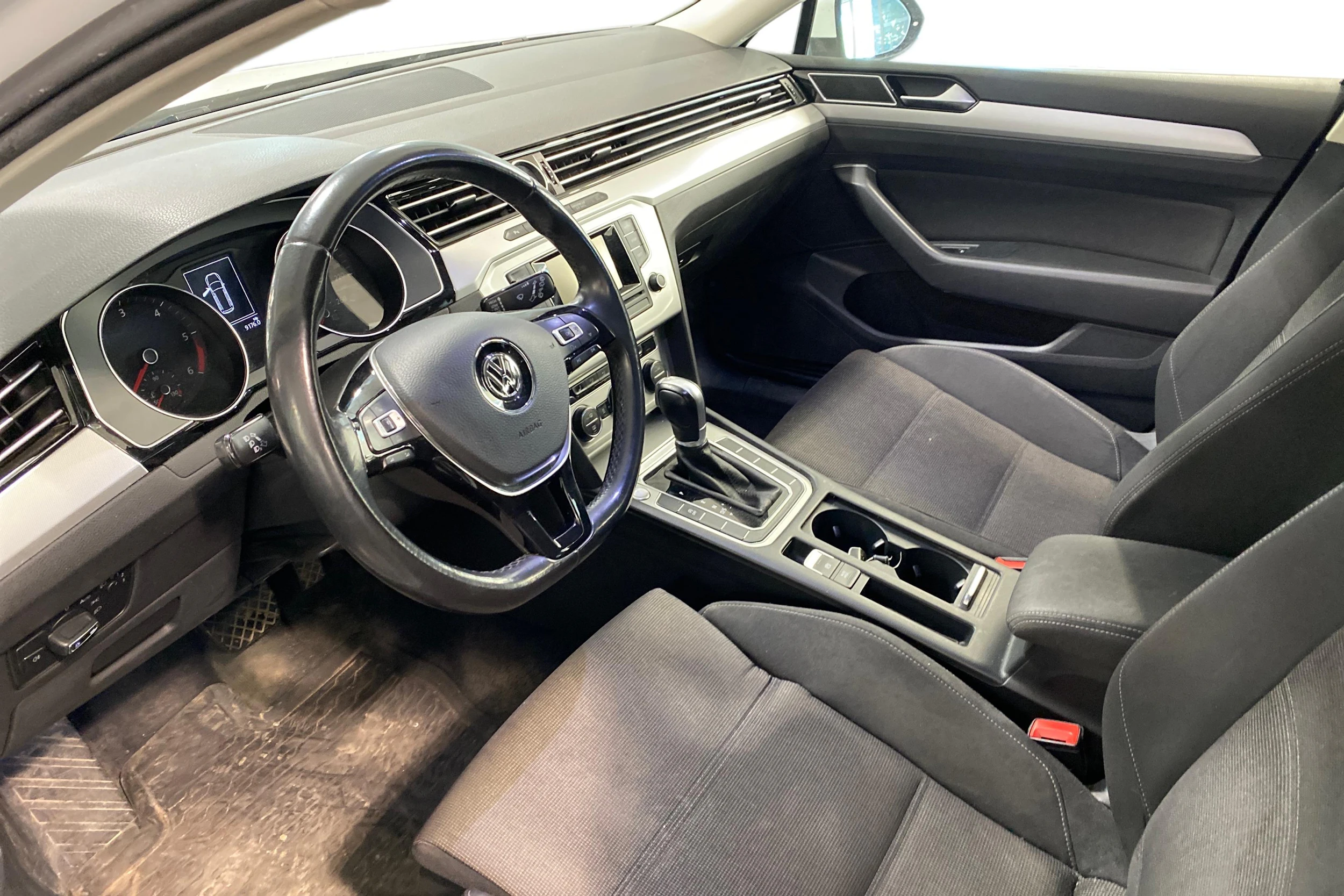valkoinen Volkswagen Passat 2017 kuva 3.